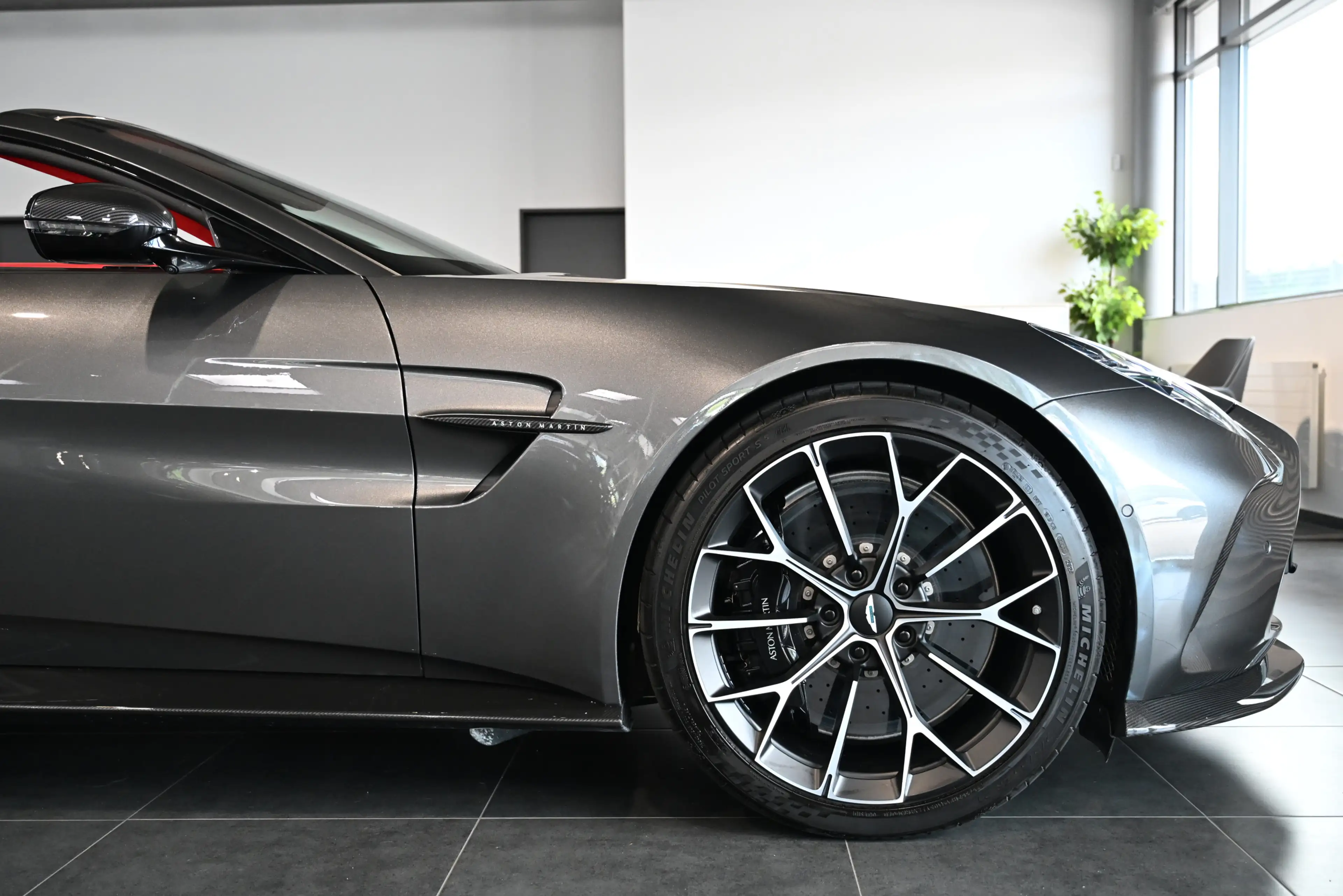 Aston Martin V8 Roadster Magnetic Silver UPE:285.000€ — photo 14