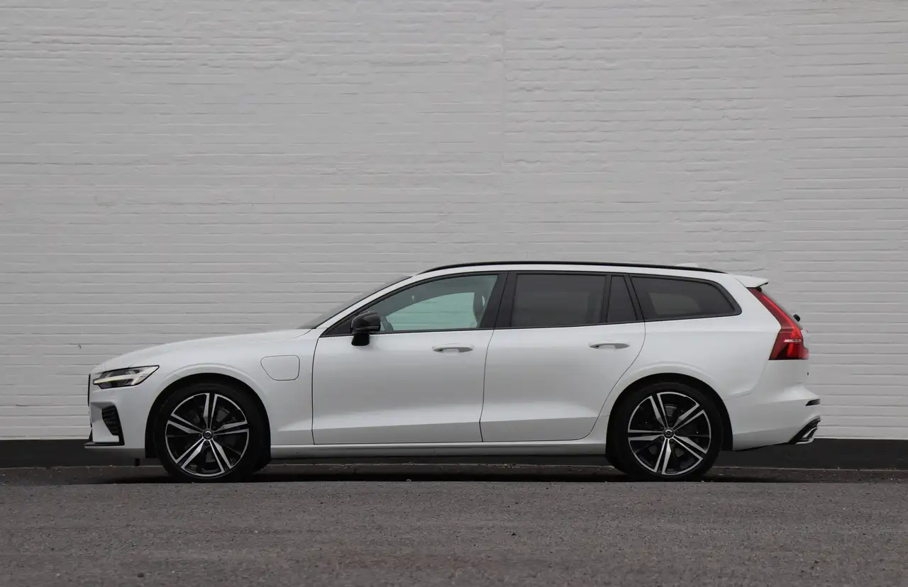 Volvo V60 T6 Recharge AWD PHEV R-Design Black/H&K/Cam/19", миниатюра 3