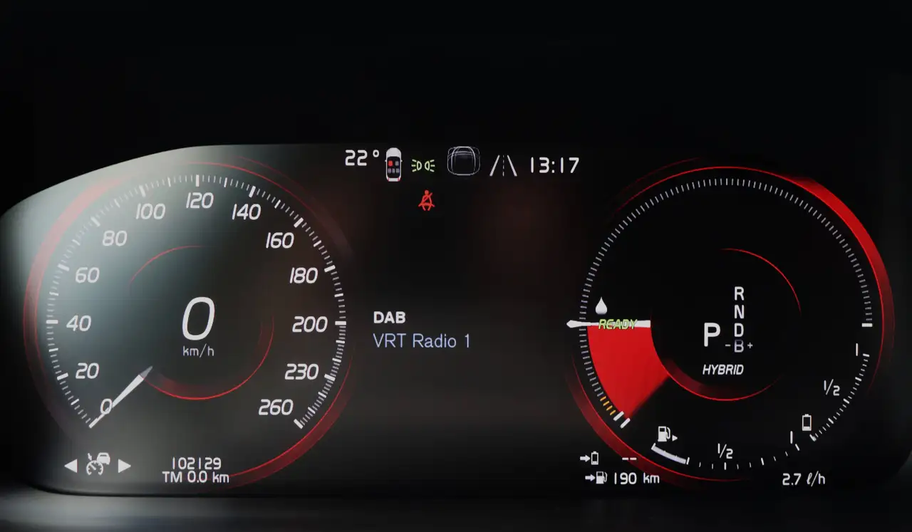 Volvo V60 T6 Recharge AWD PHEV R-Design Black/H&K/Cam/19", миниатюра 19