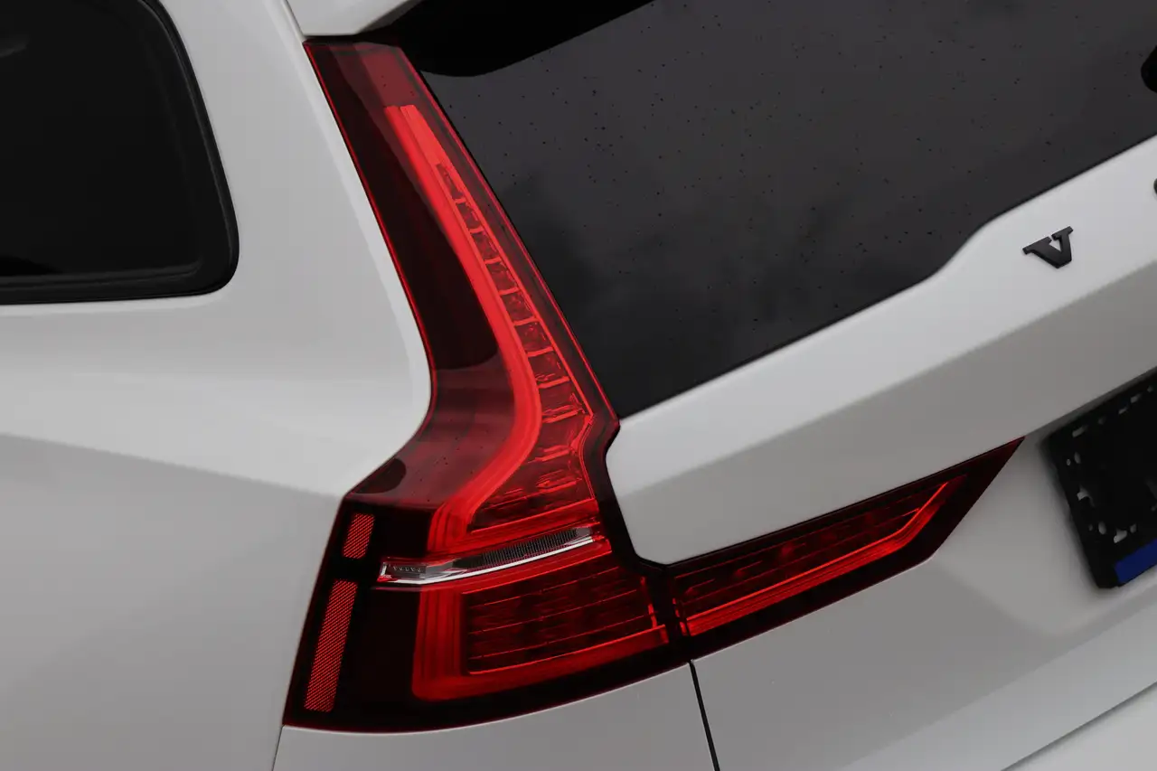Volvo V60 T6 Recharge AWD PHEV R-Design Black/H&K/Cam/19", миниатюра 8