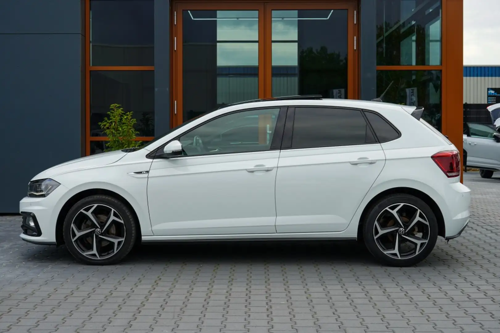 Volkswagen Polo 1.0 TSI Highl.BnsR | 3X R-Line | Pano | Led | Adap Wit - 2