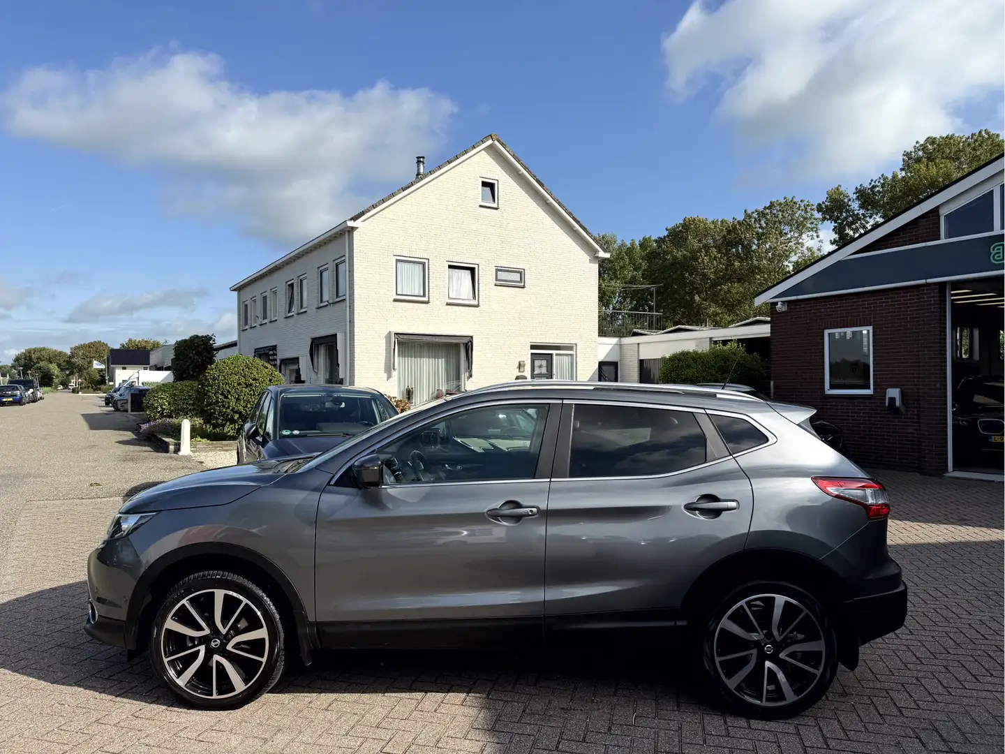 Nissan Qashqai 1.2 Tekna + Panoramadak, Trekhaak, 360 Camera Gris - 2