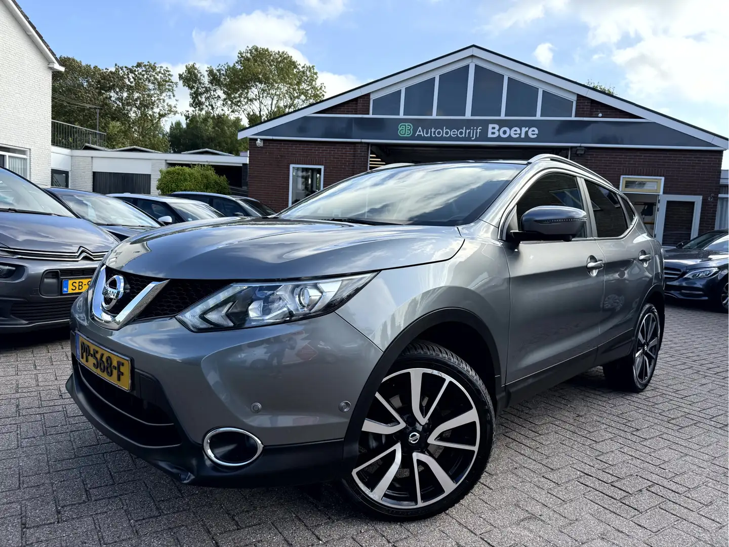 Nissan Qashqai 1.2 Tekna + Panoramadak, Trekhaak, 360 Camera Gris - 1
