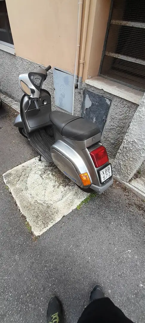 Vespa 50 HP Gris - 2