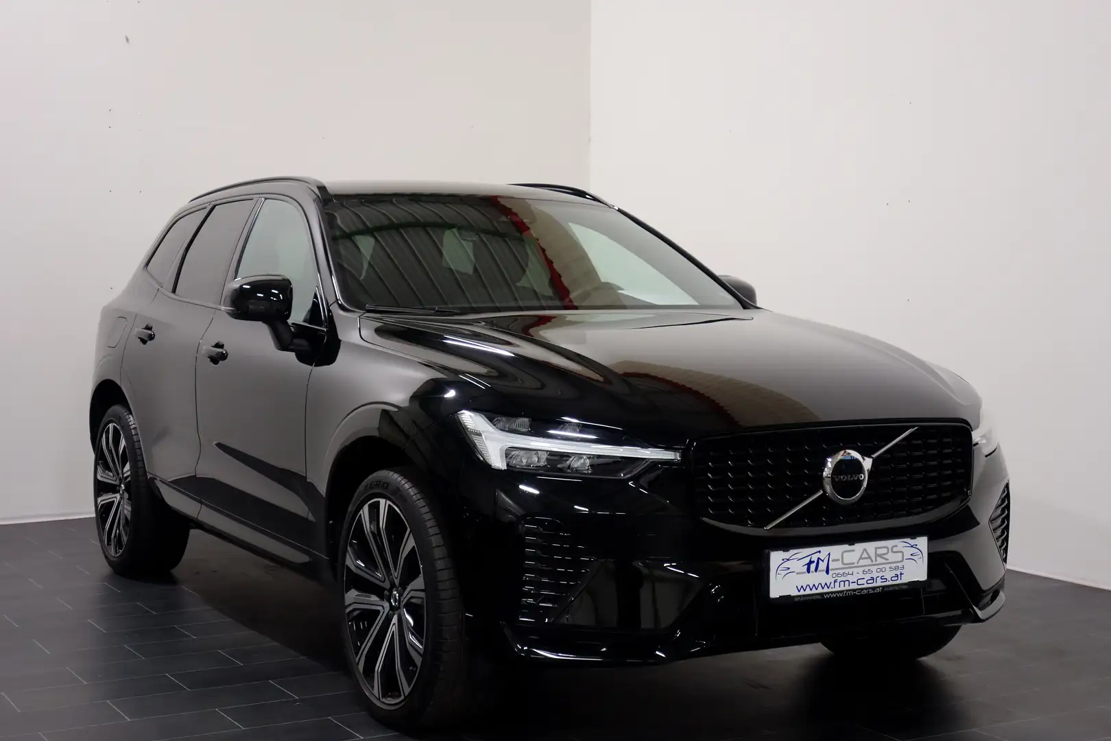 Volvo XC60 B4 Plus Dark AWD Geartronic *ALLRAD*GARANTIE*TOP* Schwarz - 1