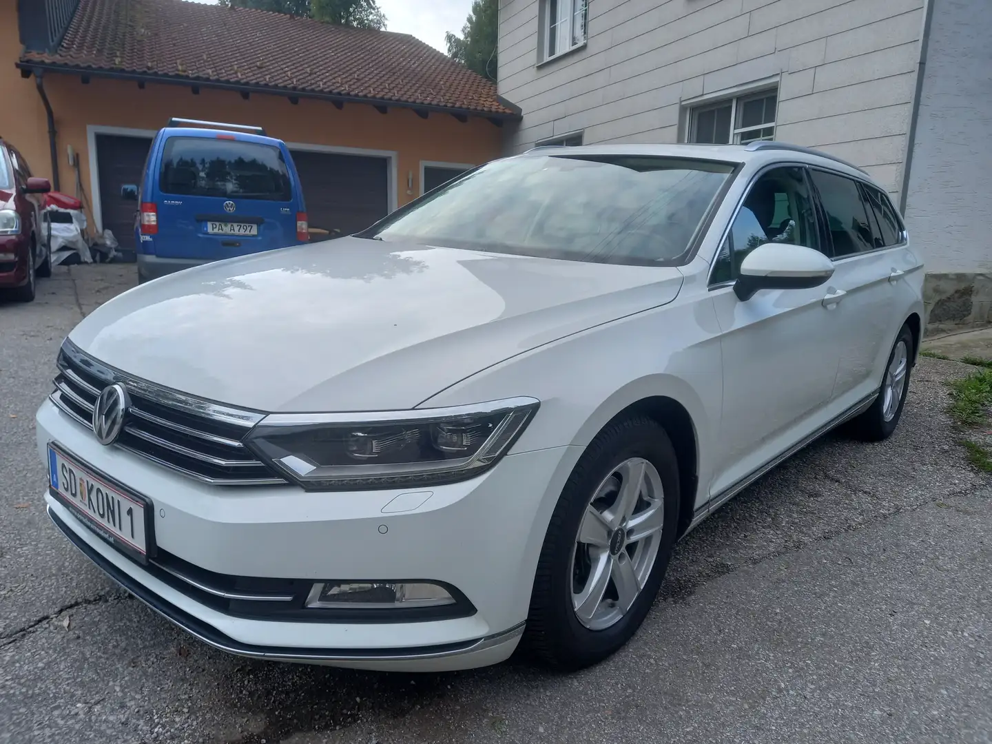 Volkswagen Passat Variant Highline 1,6 TDI Wit - 1