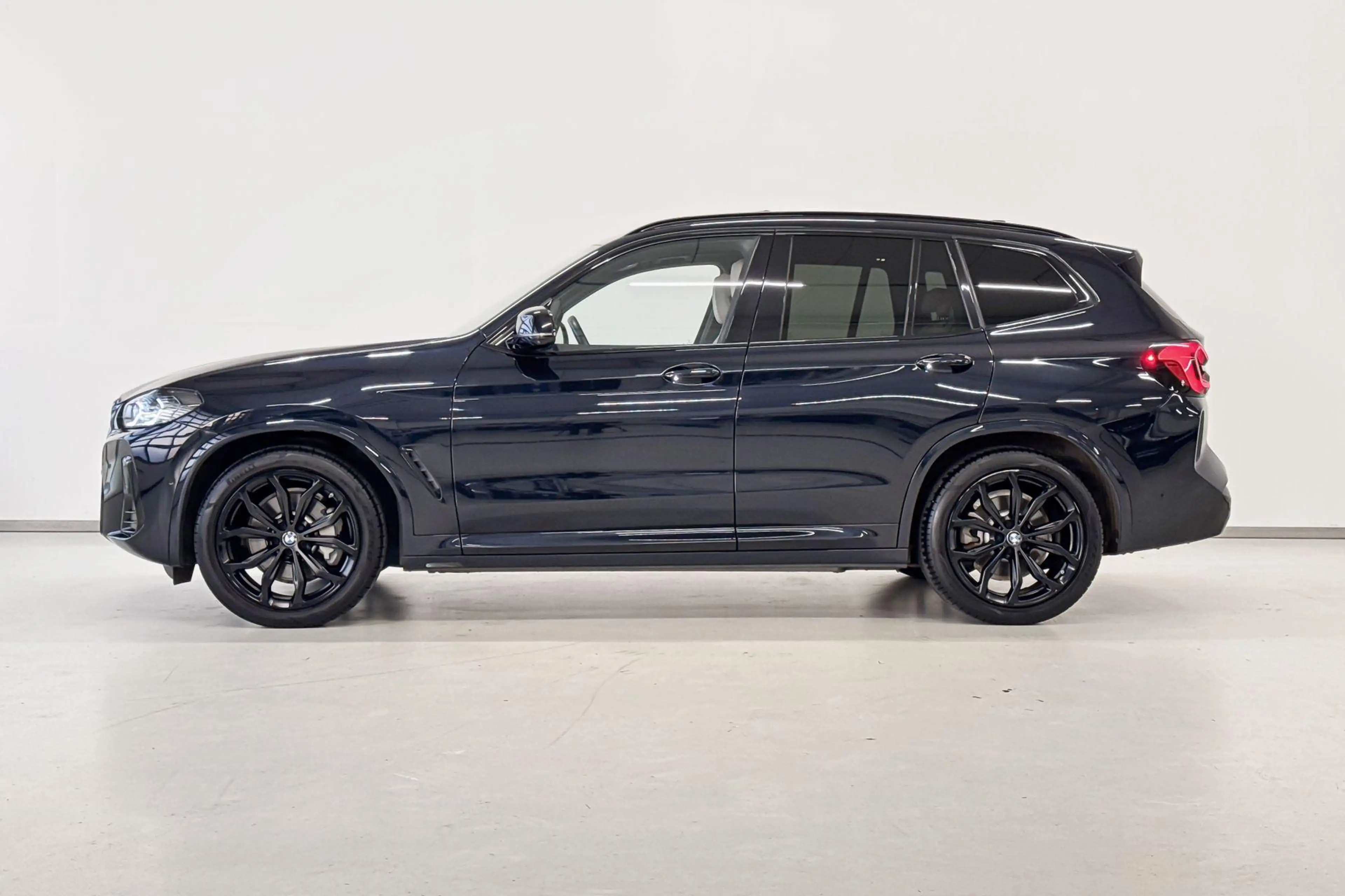 BMW iX3 High Executive — photo 2