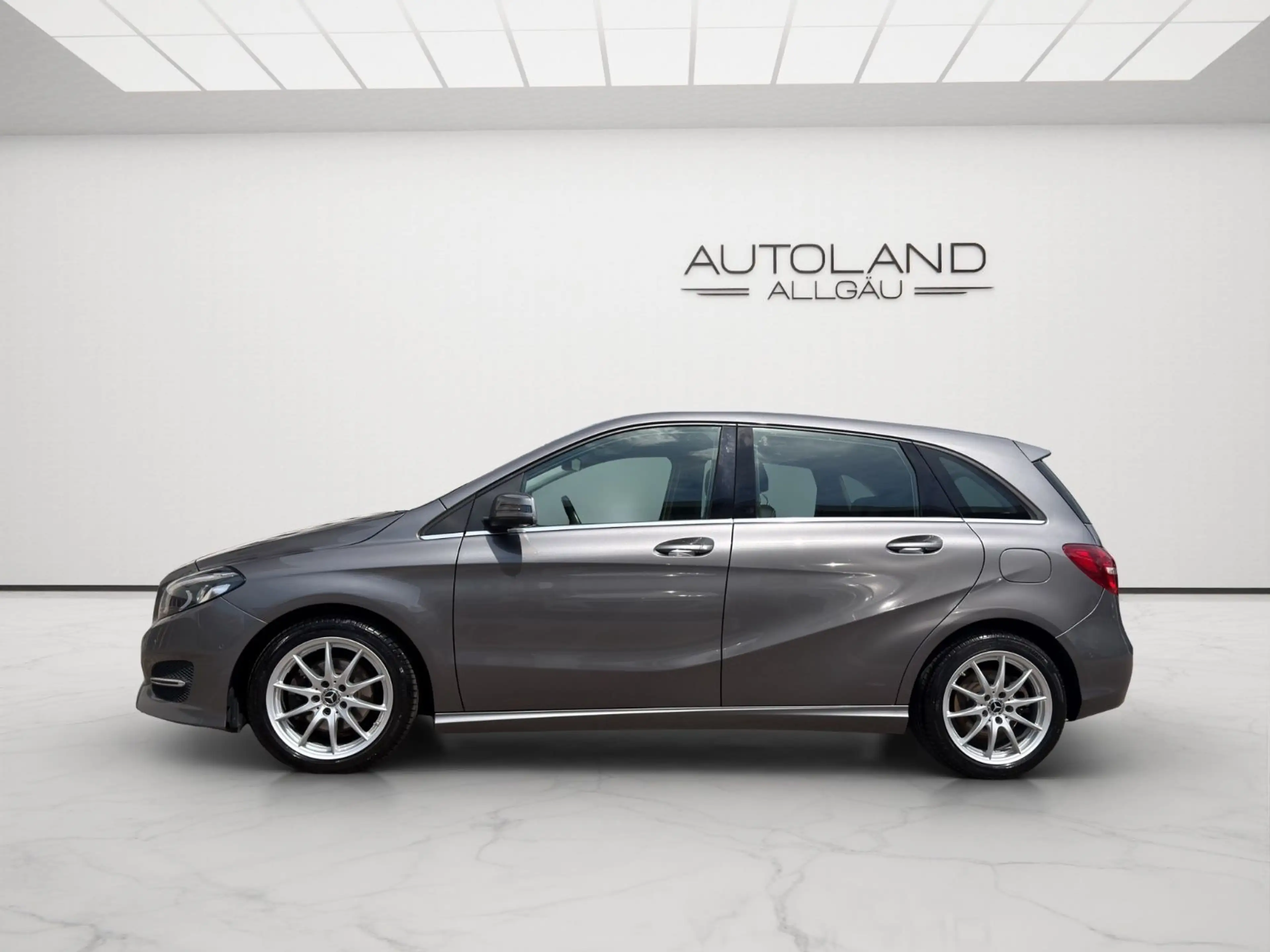 Mercedes-Benz B 220 d 4Matic Urban *LED*NAVI*SHZ*PDC* — photo 3