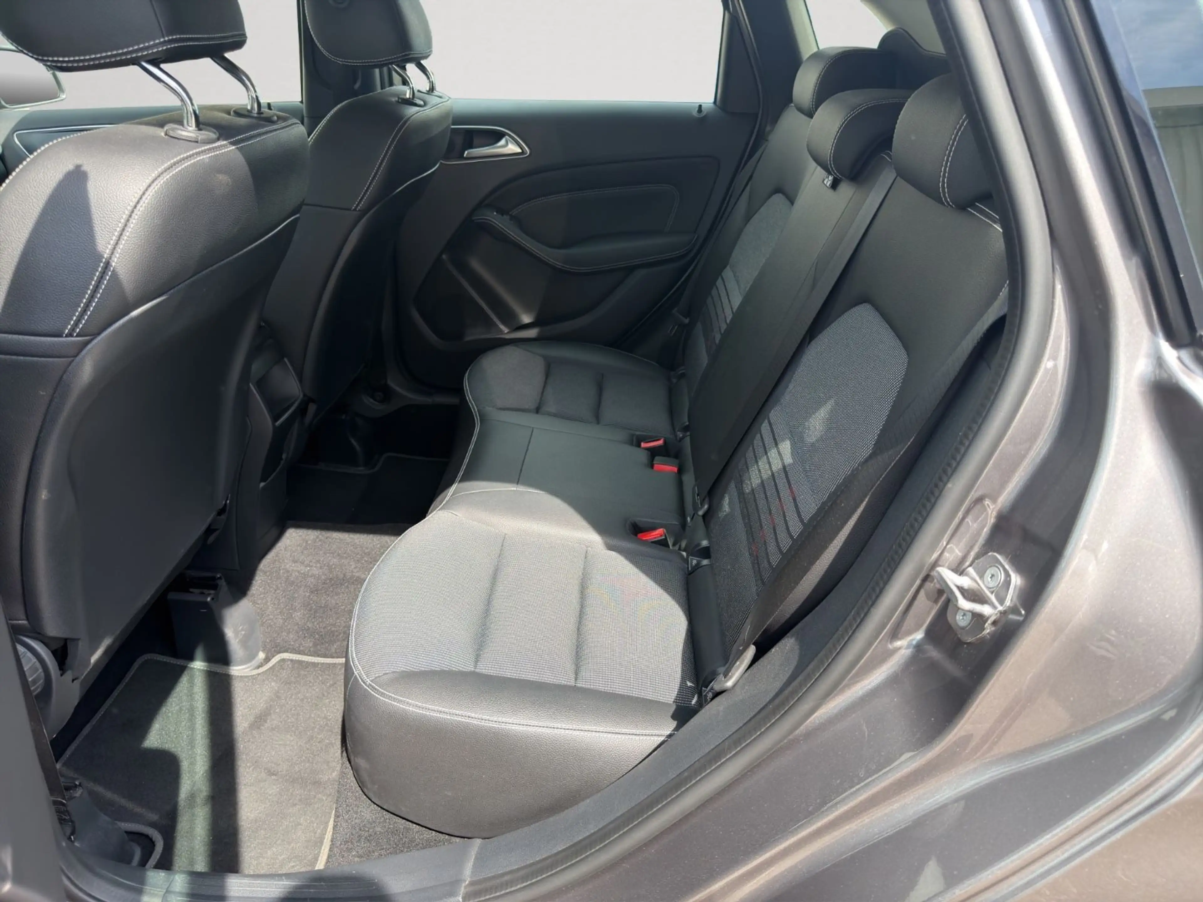 Mercedes-Benz B 220 d 4Matic Urban *LED*NAVI*SHZ*PDC* — photo 15