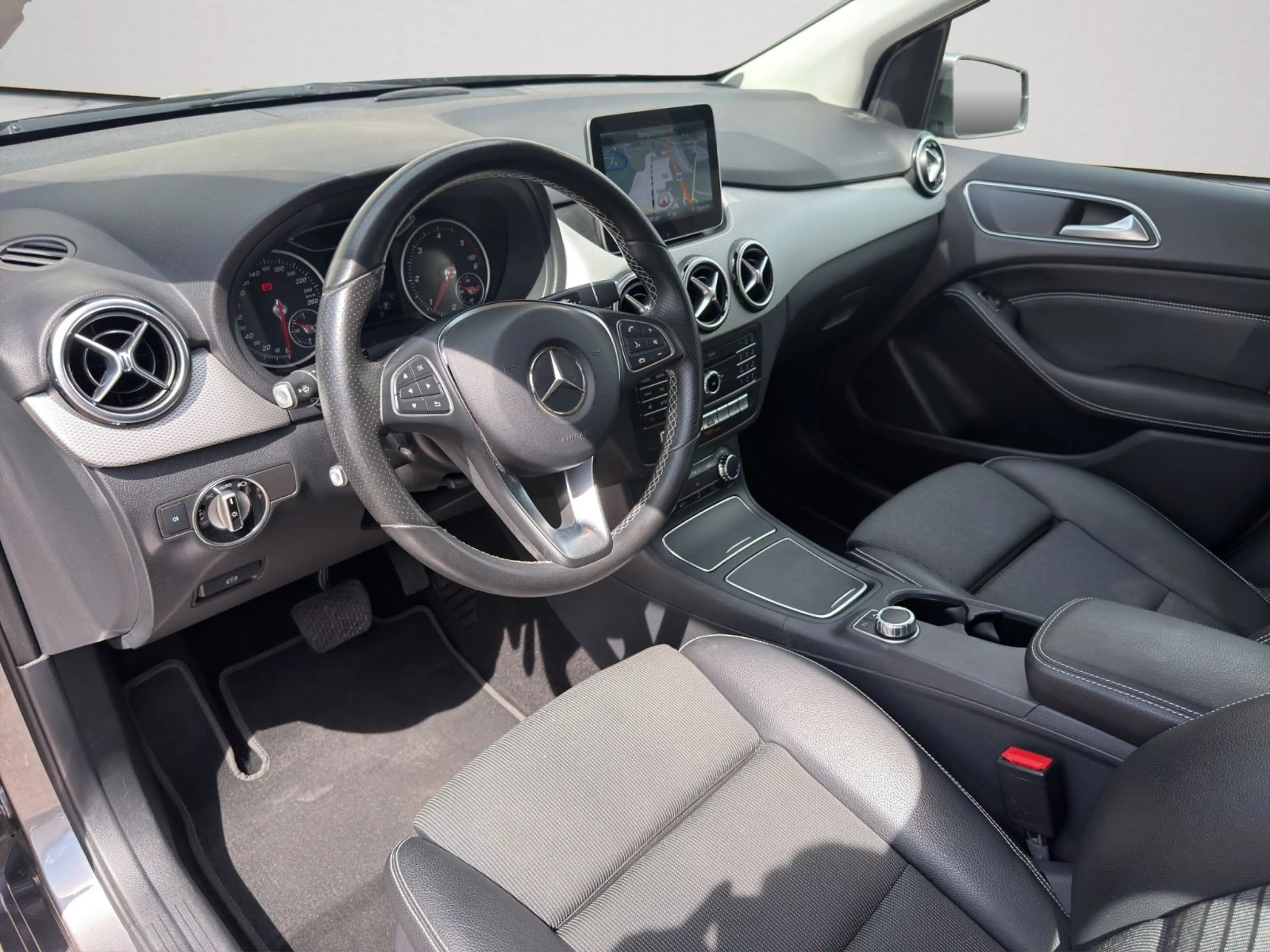 Mercedes-Benz B 220 d 4Matic Urban *LED*NAVI*SHZ*PDC* — photo 8
