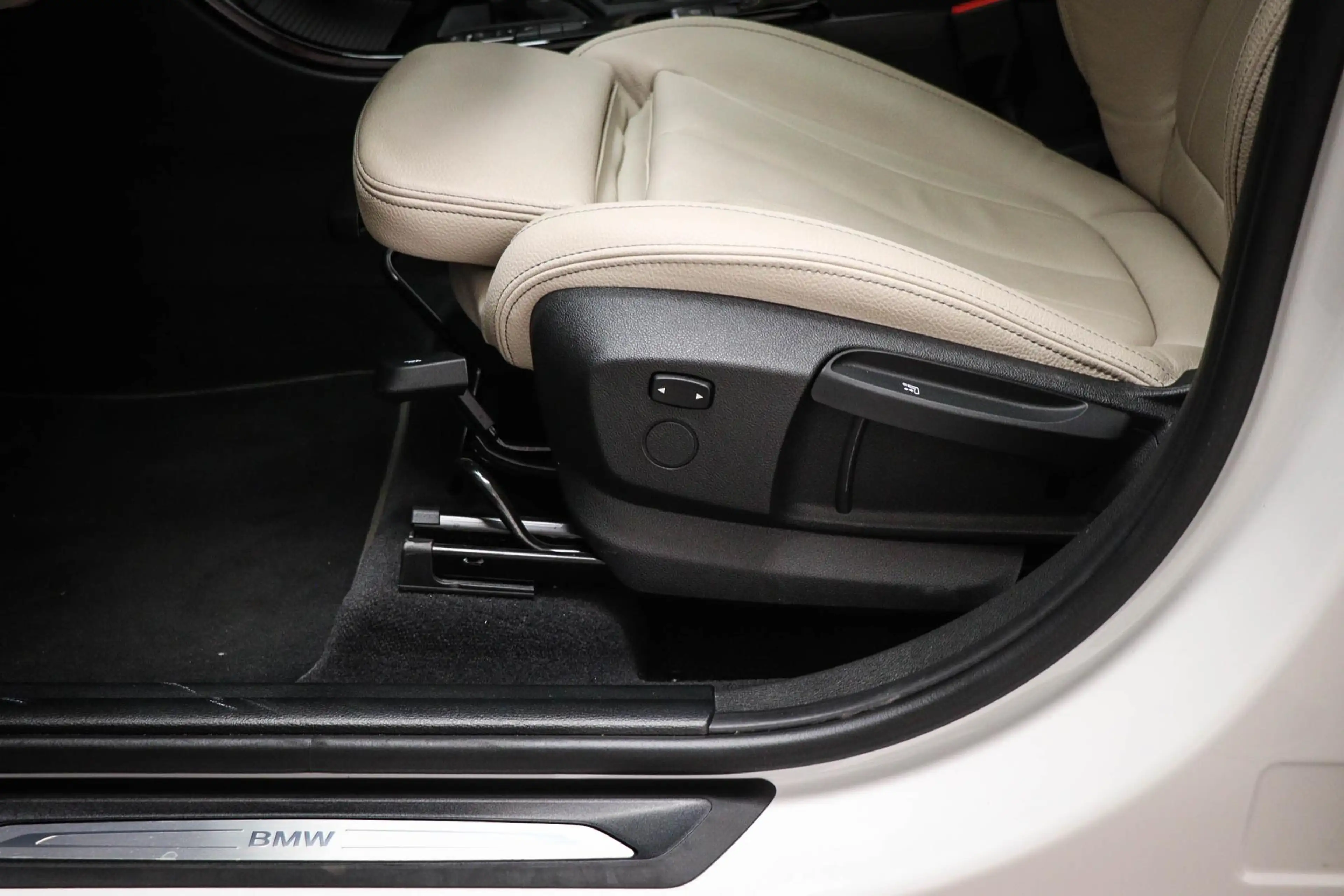 BMW X1 sDrive20i High Executive Edition | PANORAMADAK | H — photo 30