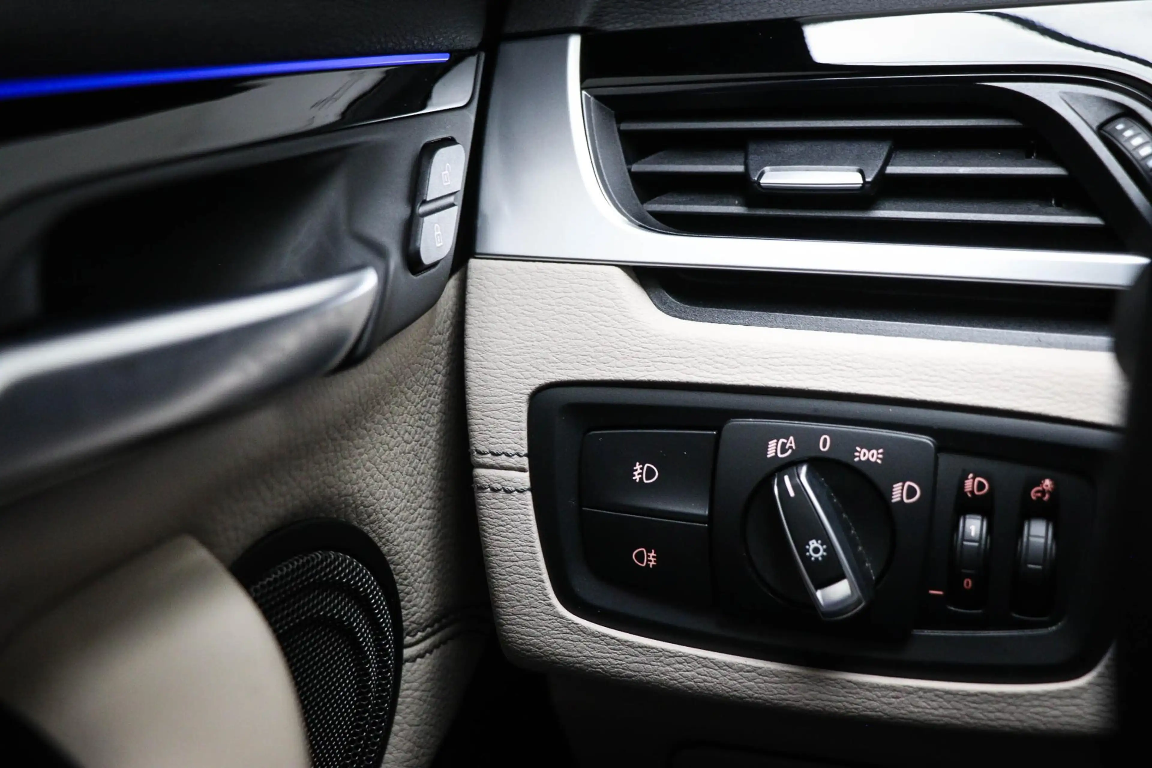 BMW X1 sDrive20i High Executive Edition | PANORAMADAK | H — photo 32