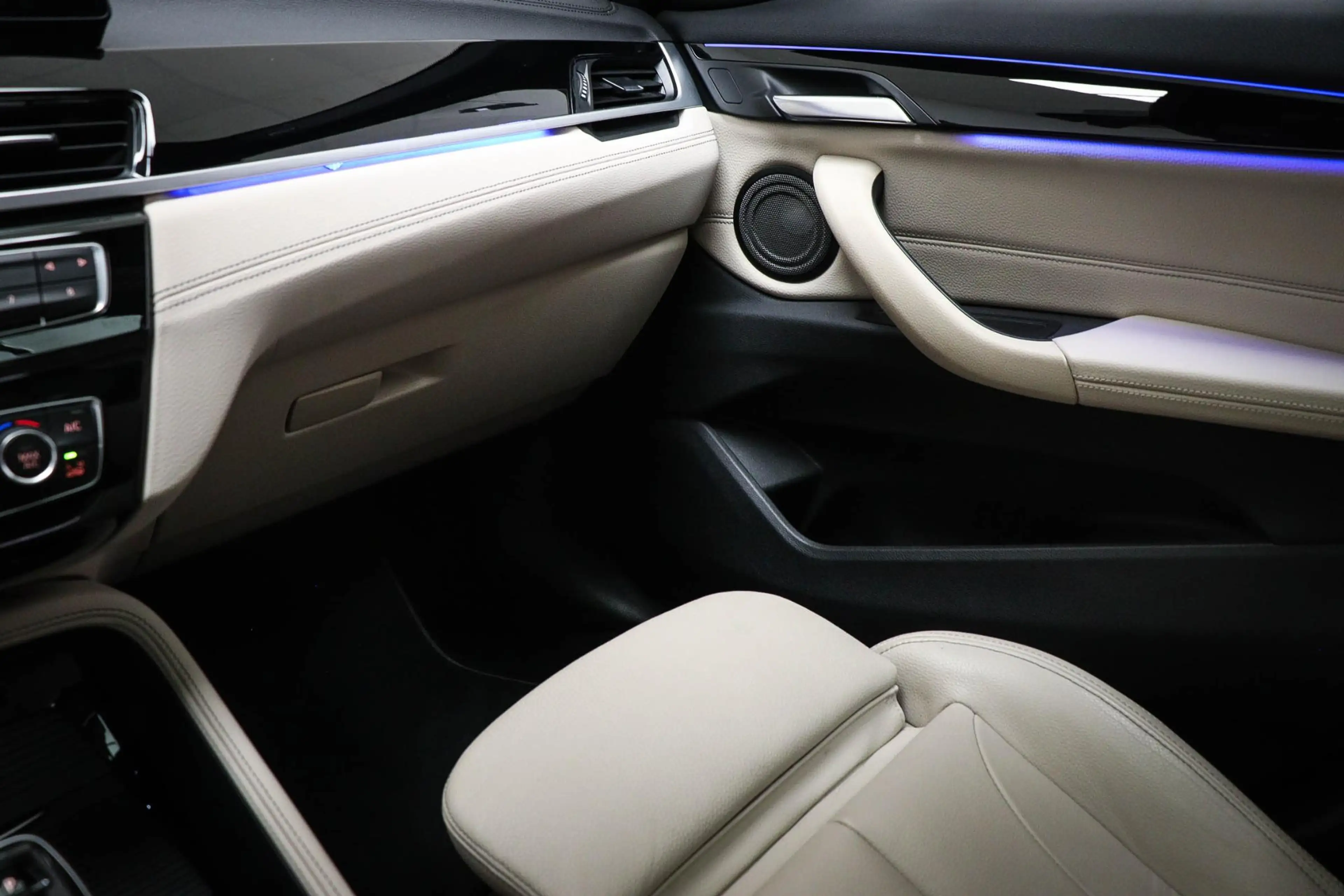 BMW X1 sDrive20i High Executive Edition | PANORAMADAK | H — photo 38