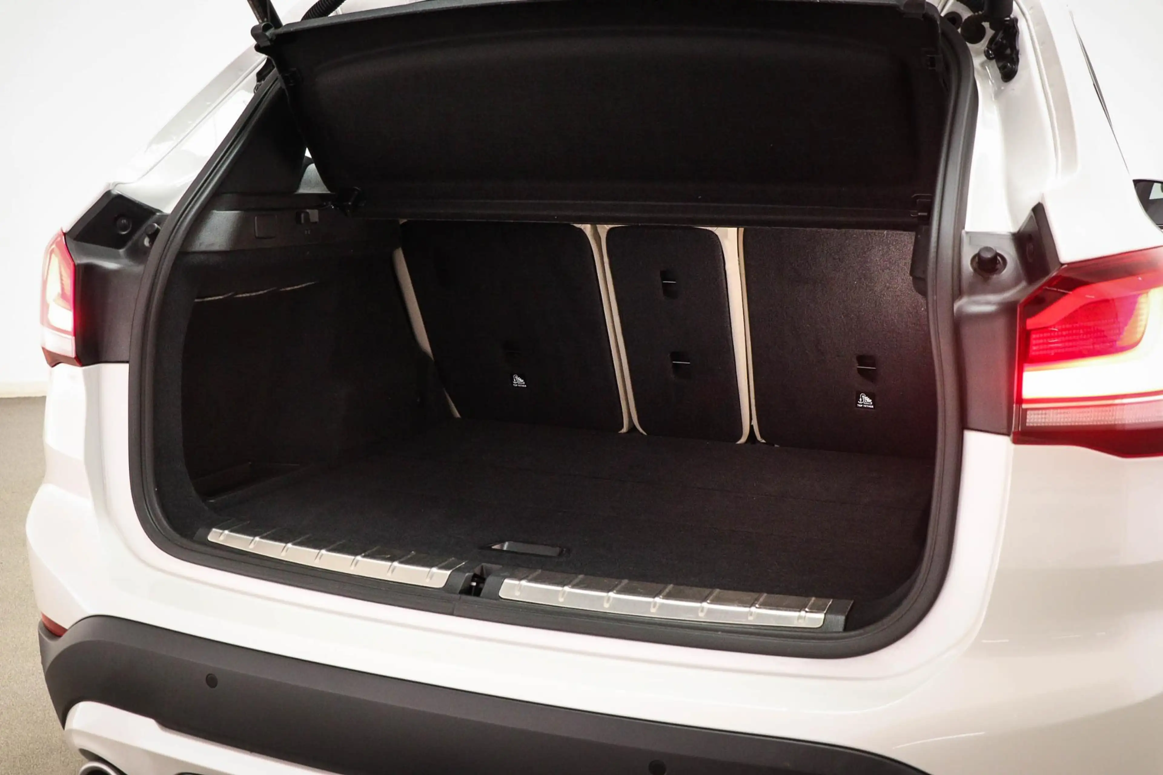 BMW X1 sDrive20i High Executive Edition | PANORAMADAK | H — photo 18