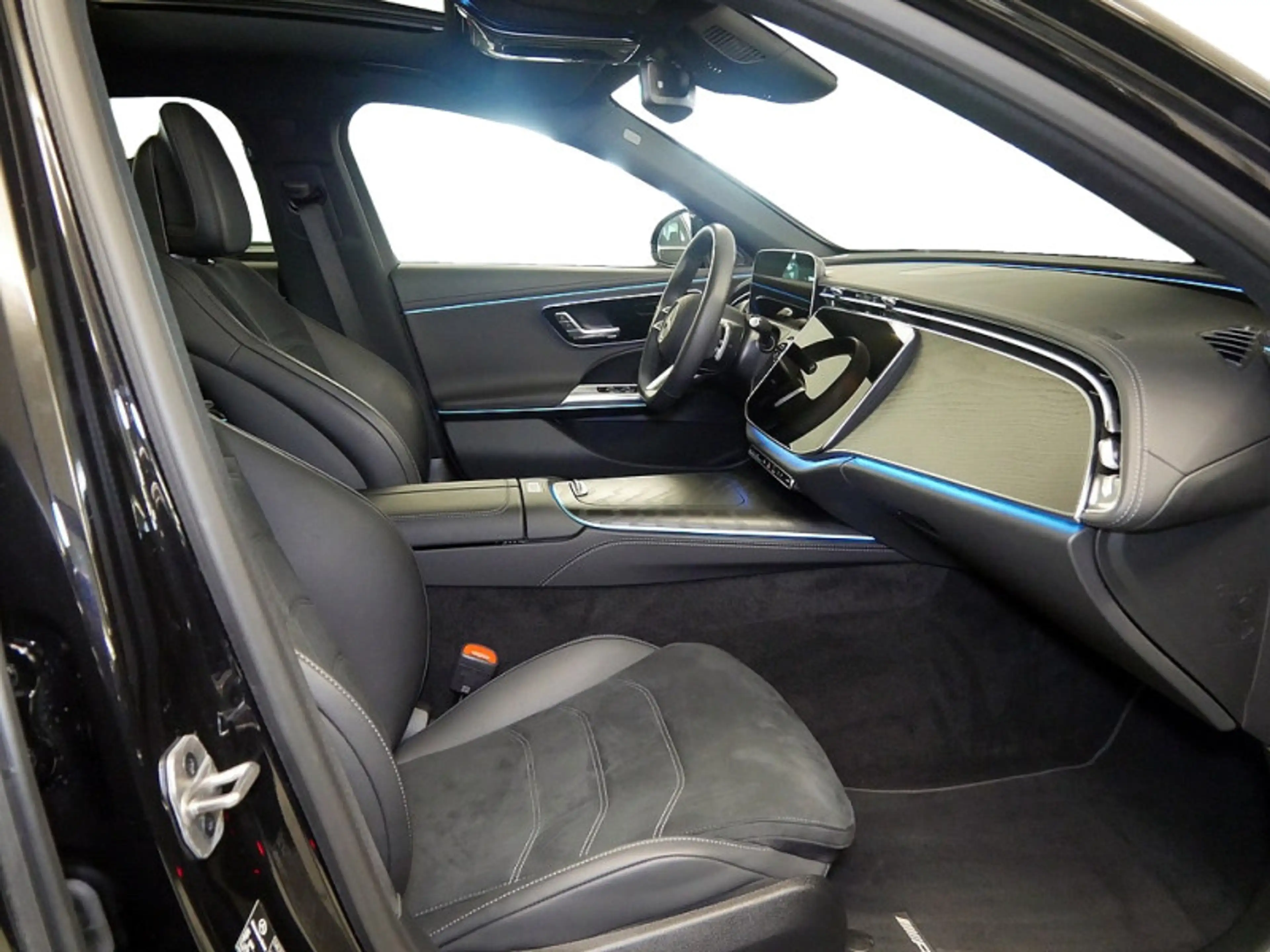 Mercedes-Benz E 200 T , AMG NIGHT AHK DISTR KAMERA PANO SPUR — photo 7