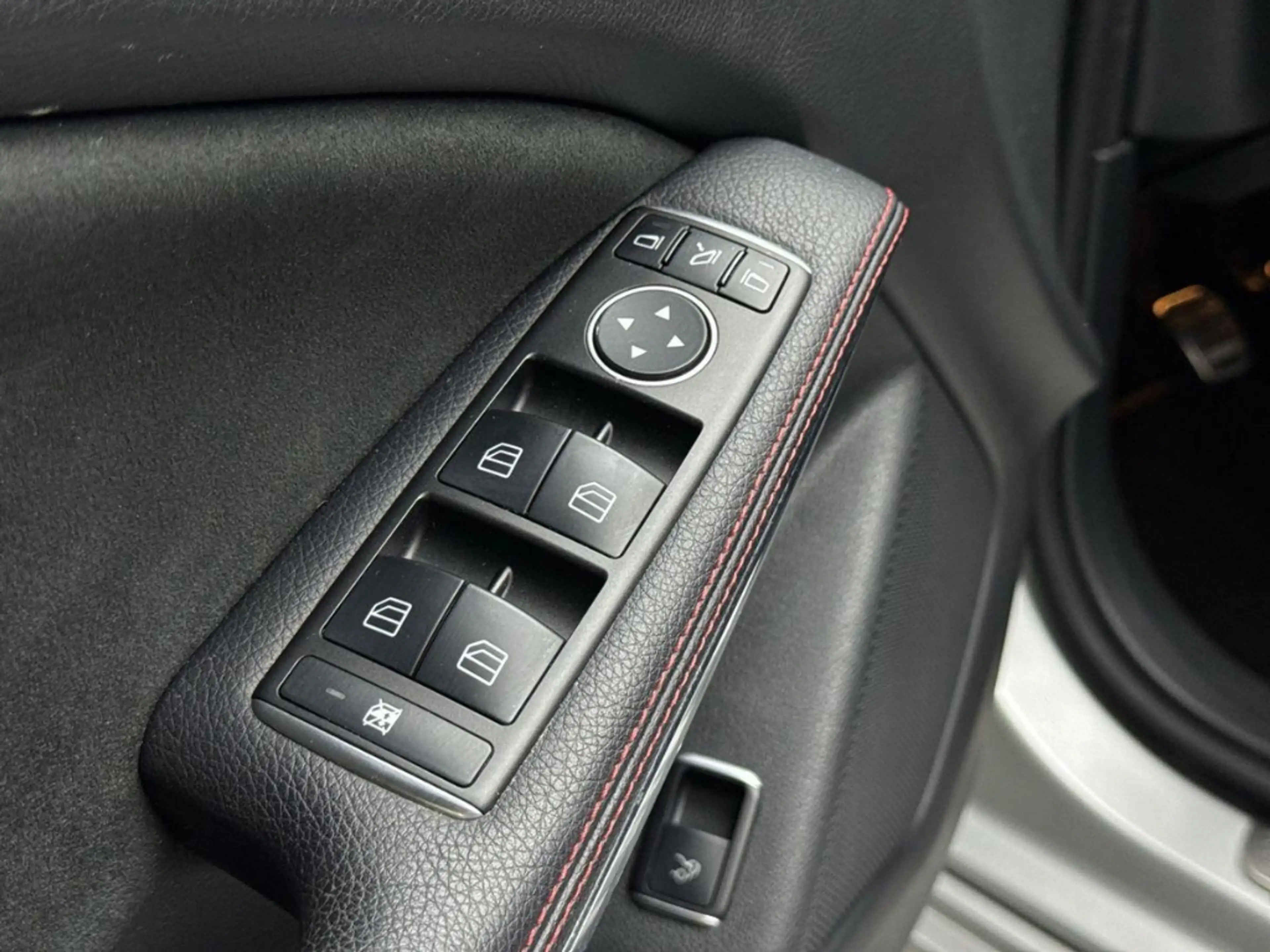Mercedes-Benz CLA 250 NightPaket AMG-Line Magno Lack — photo 13