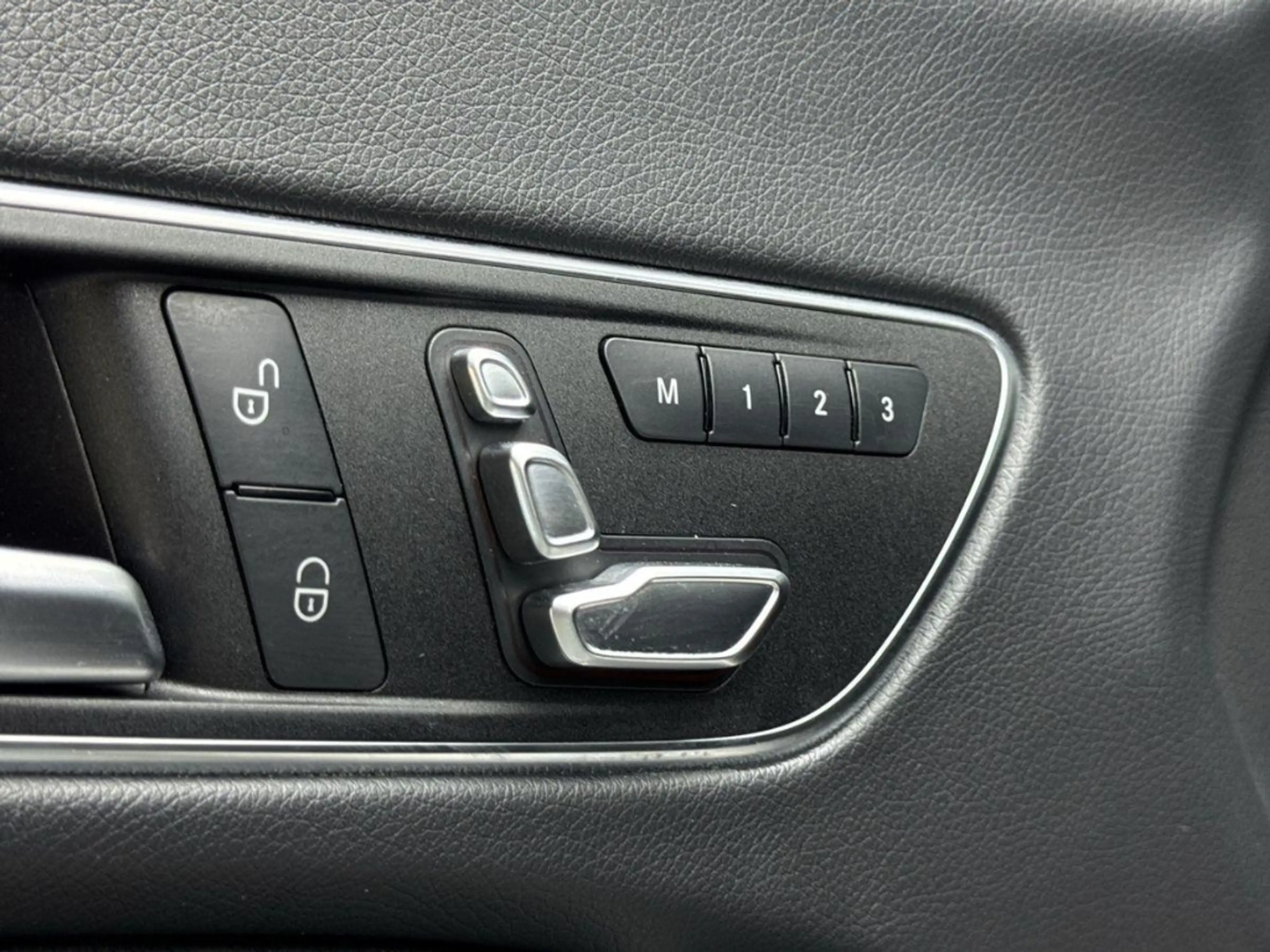 Mercedes-Benz CLA 250 NightPaket AMG-Line Magno Lack — photo 12