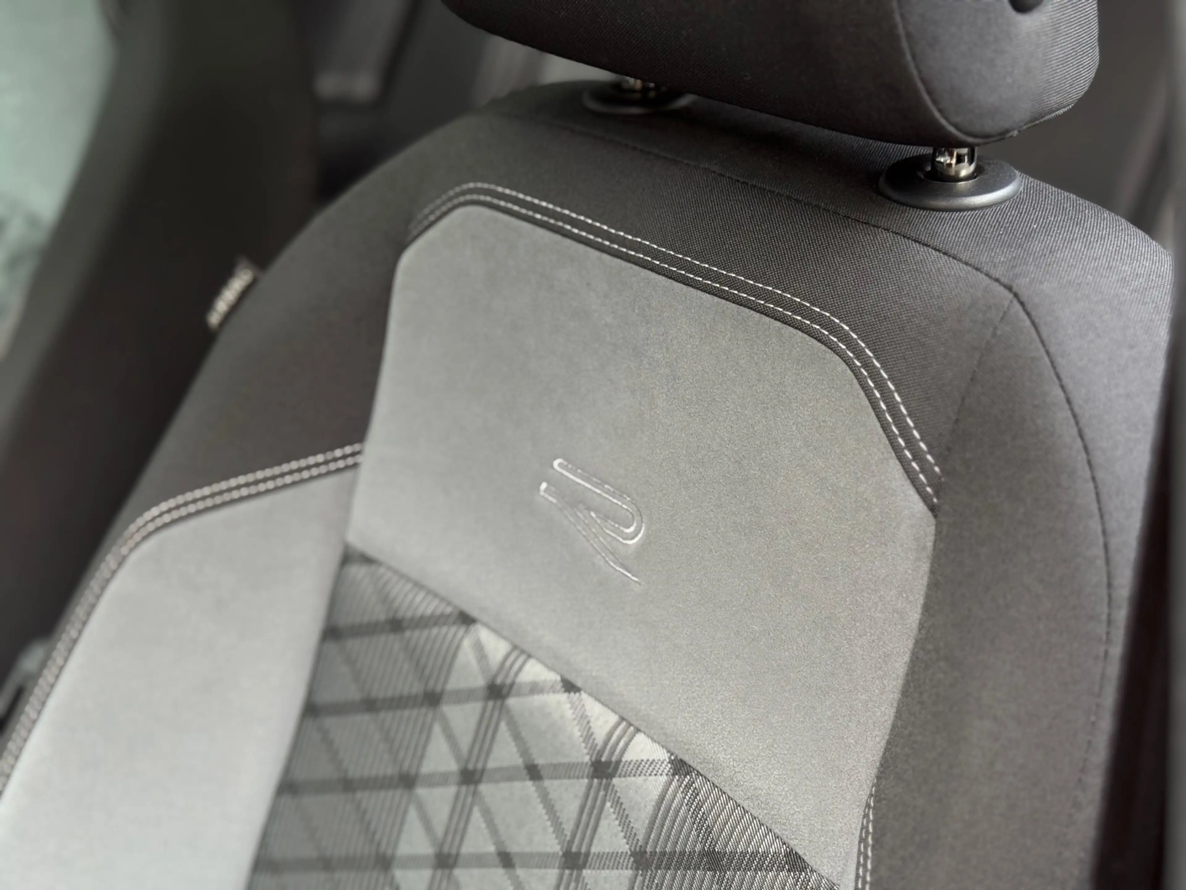 Volkswagen Taigo 1.5 TSI R-Line 3x R-Line Pano Keyless Camera — photo 12