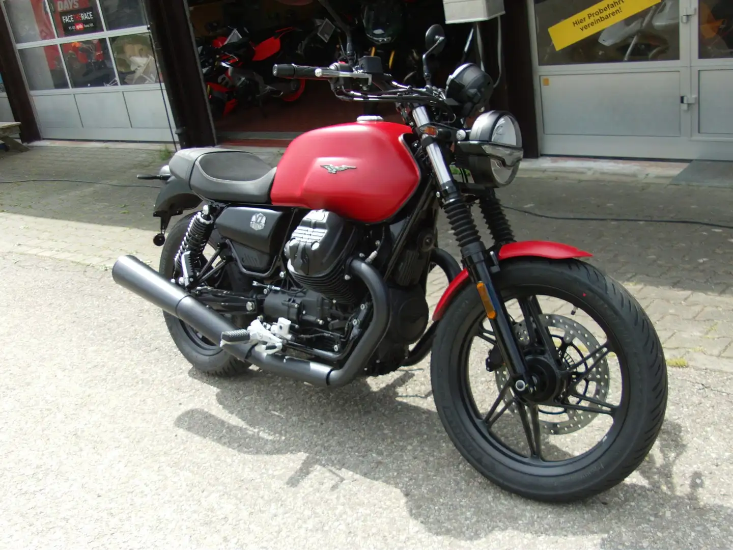 Moto Guzzi V 7 Stone Rojo - 1