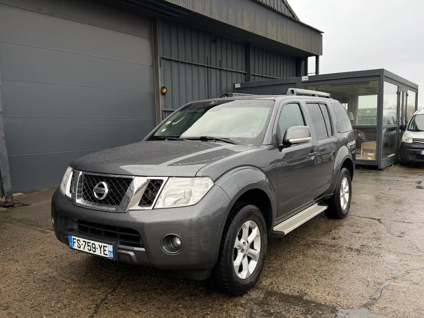 Nissan Pathfinder Pathfinder 2.5 dCi 190 7pl LE Grau - 2