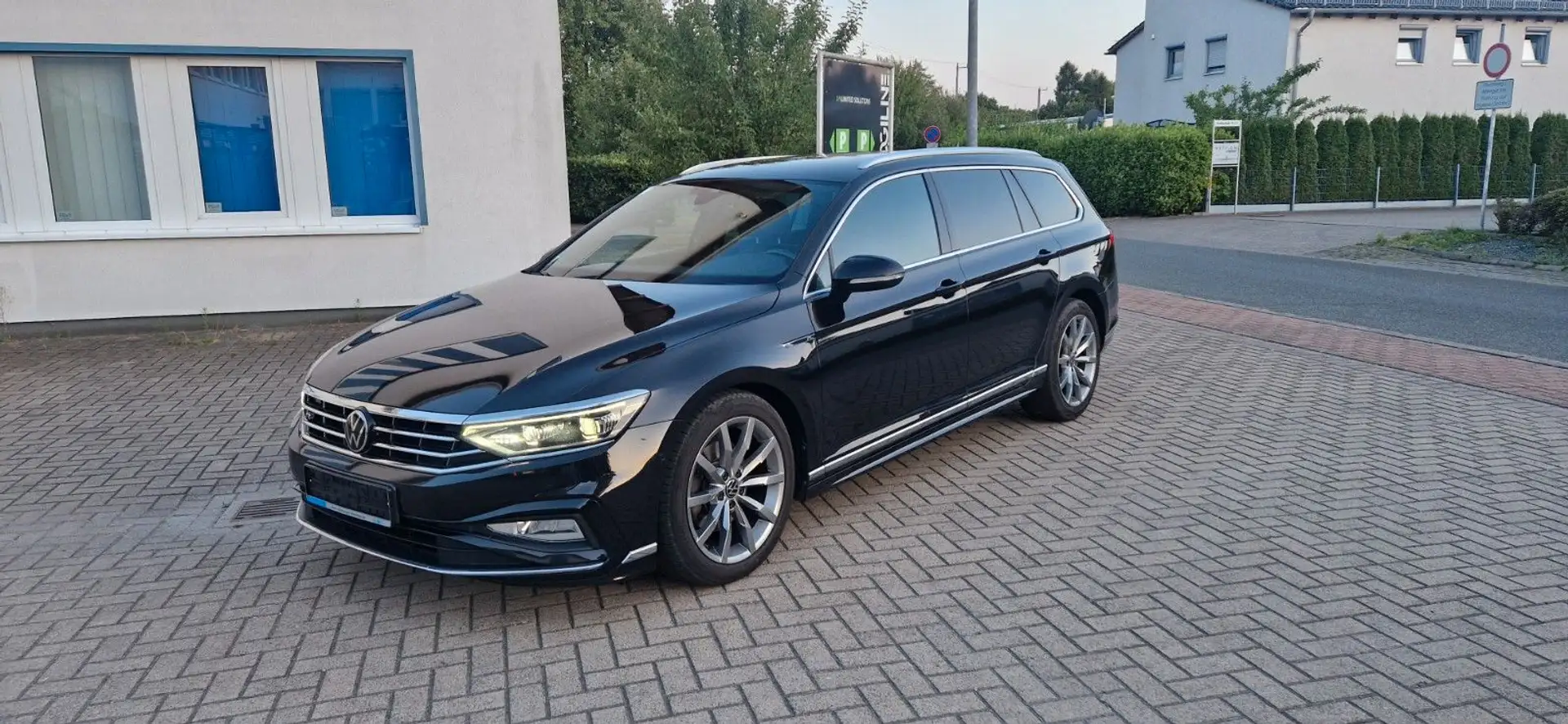 Volkswagen Passat Variant Passat Var. Elegance R-Line 1 Hand Vollleder AHK Noir - 2