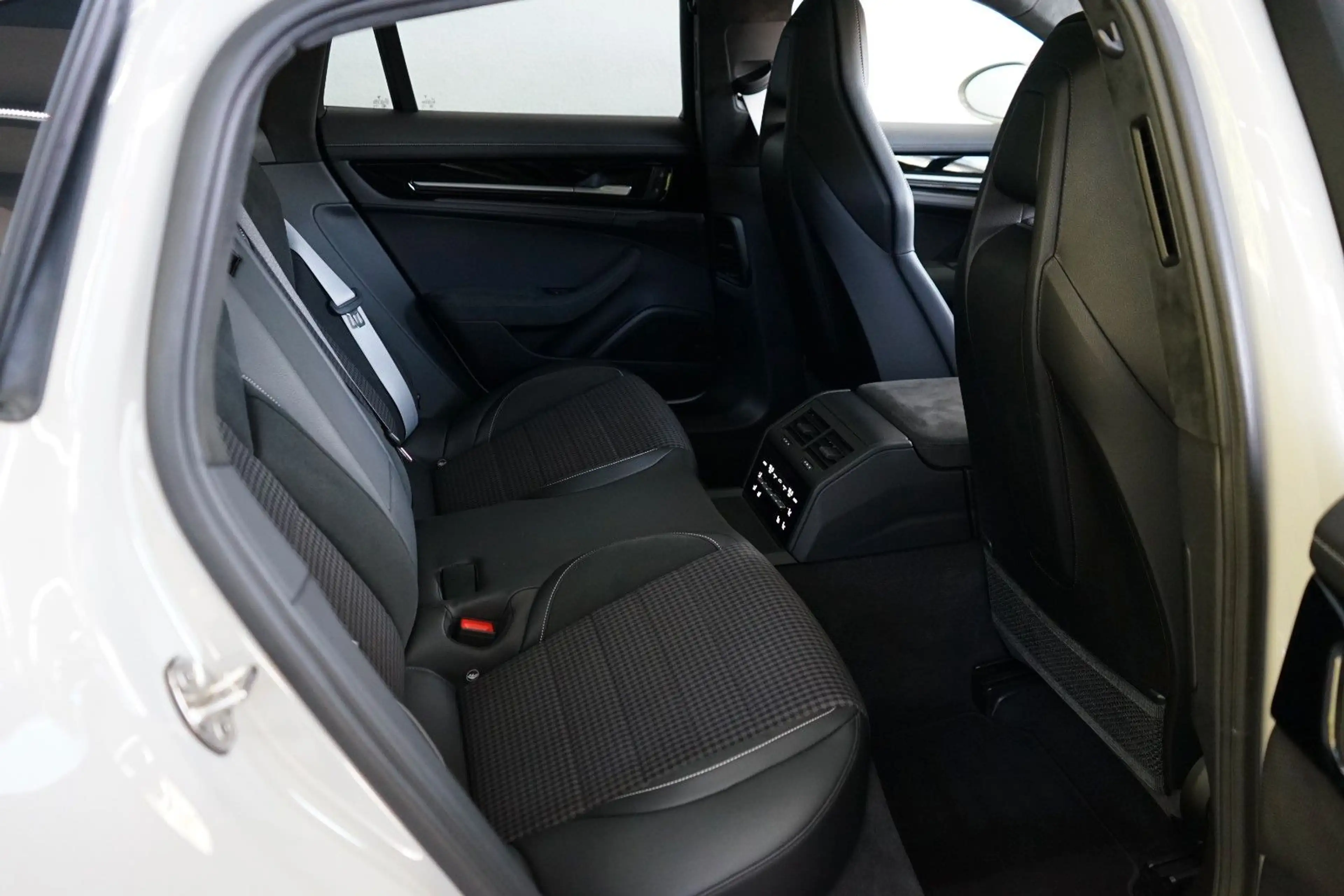 Porsche Panamera 4 E-Hybrid/MY25/Kreide/HAL/SpAbgas/MEGA — photo 8