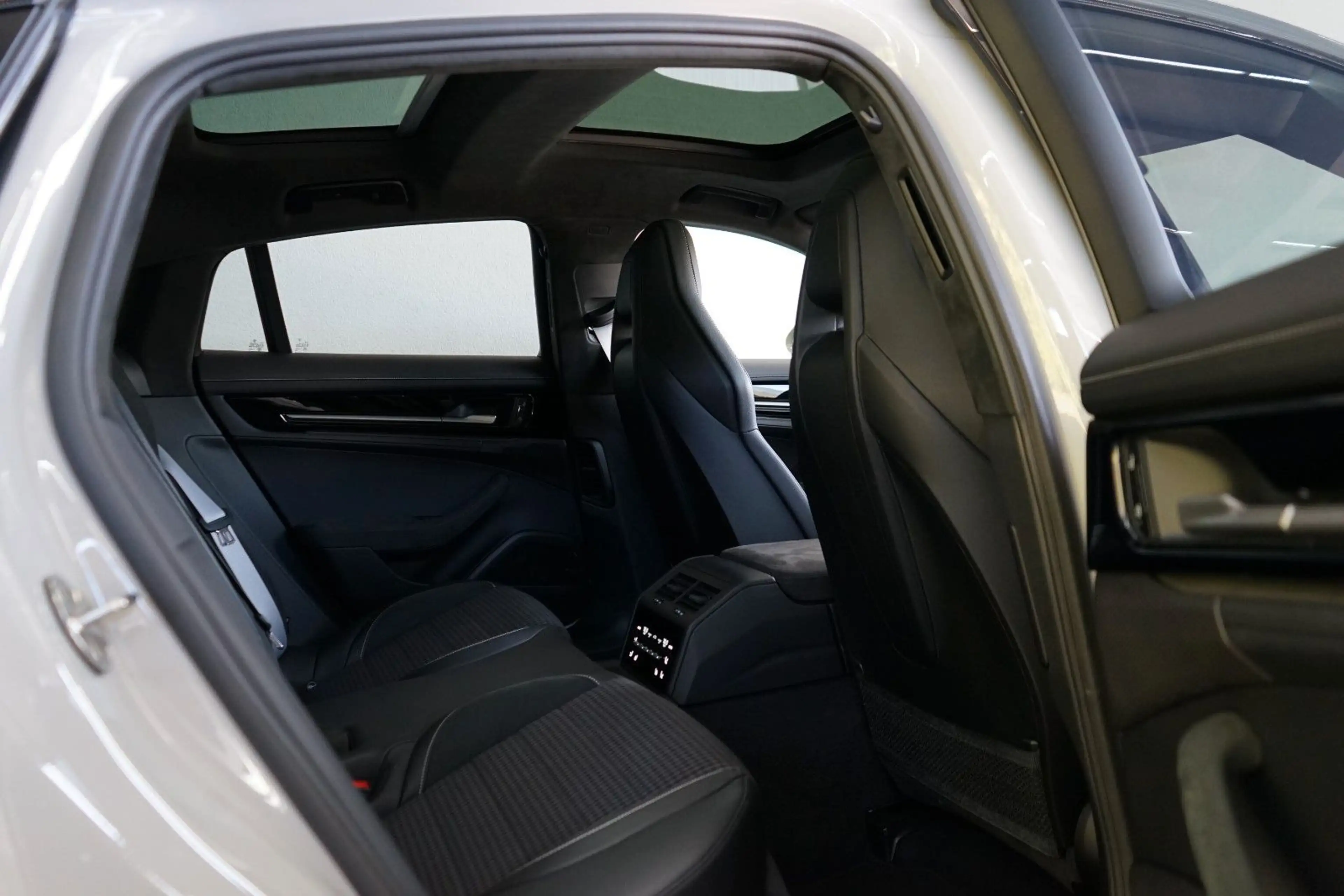 Porsche Panamera 4 E-Hybrid/MY25/Kreide/HAL/SpAbgas/MEGA — photo 9