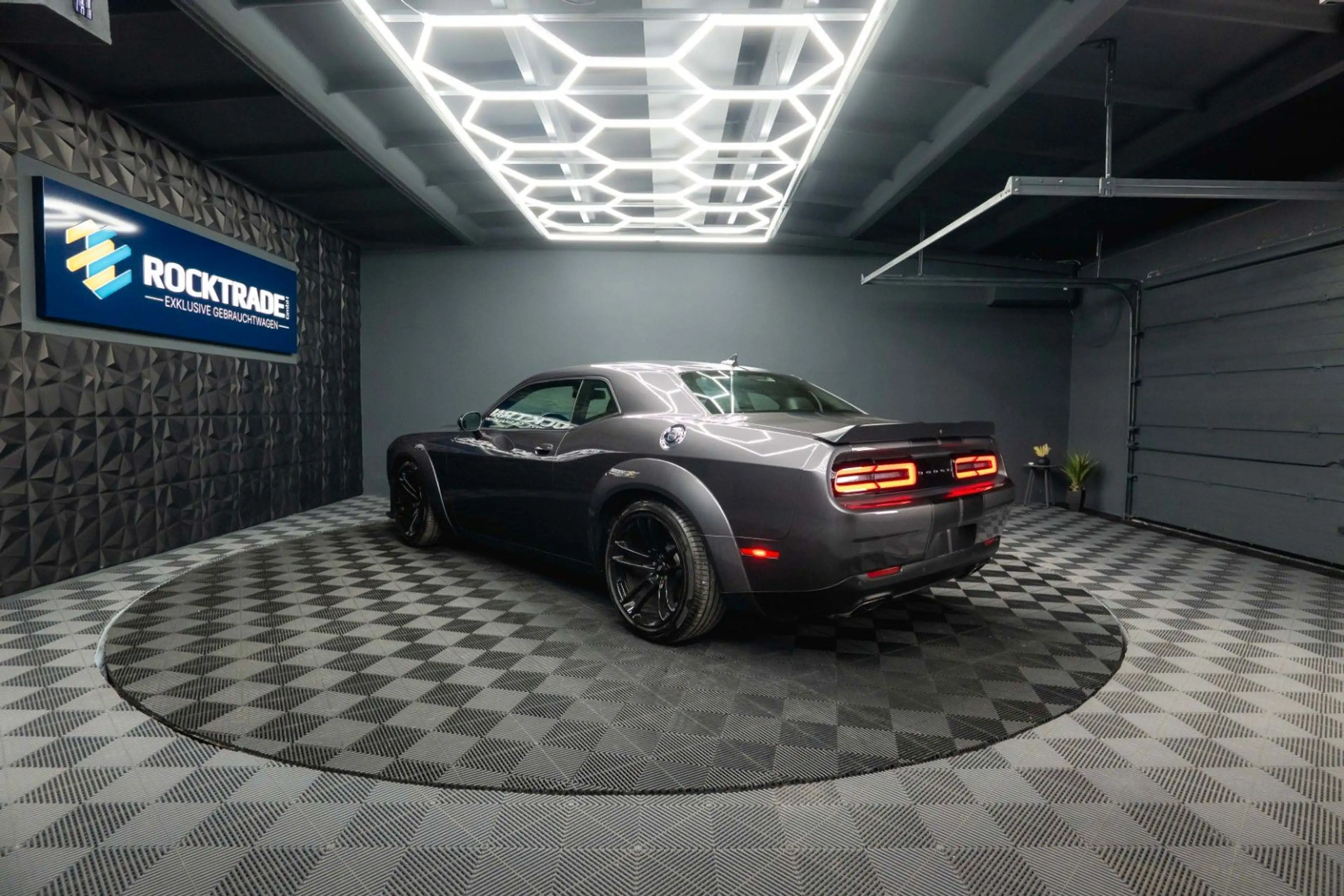 Dodge Challenger 5.7 V8 R/T SRT WIDE BODY Super Track — photo 15