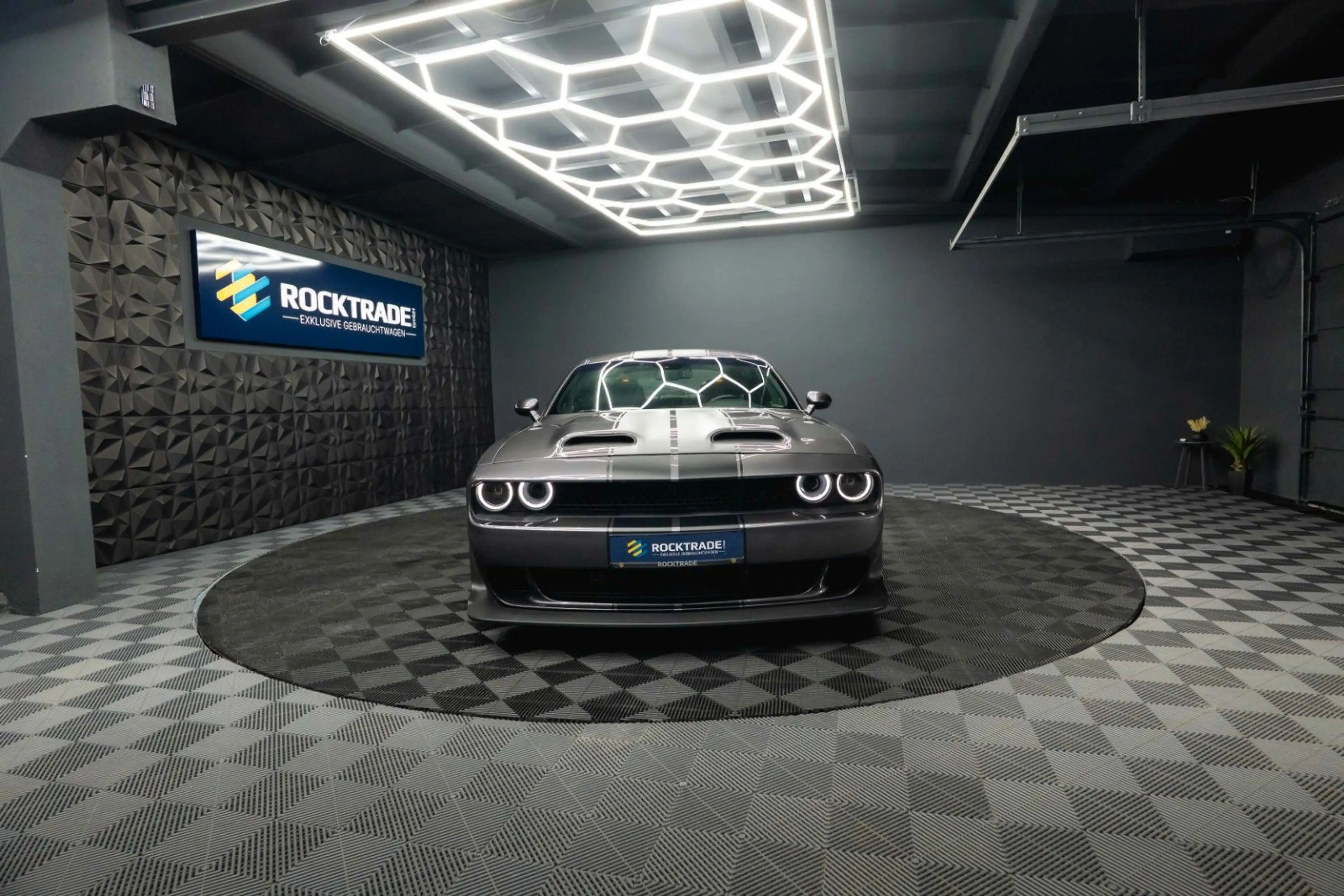 Dodge Challenger 5.7 V8 R/T SRT WIDE BODY Super Track — photo 2
