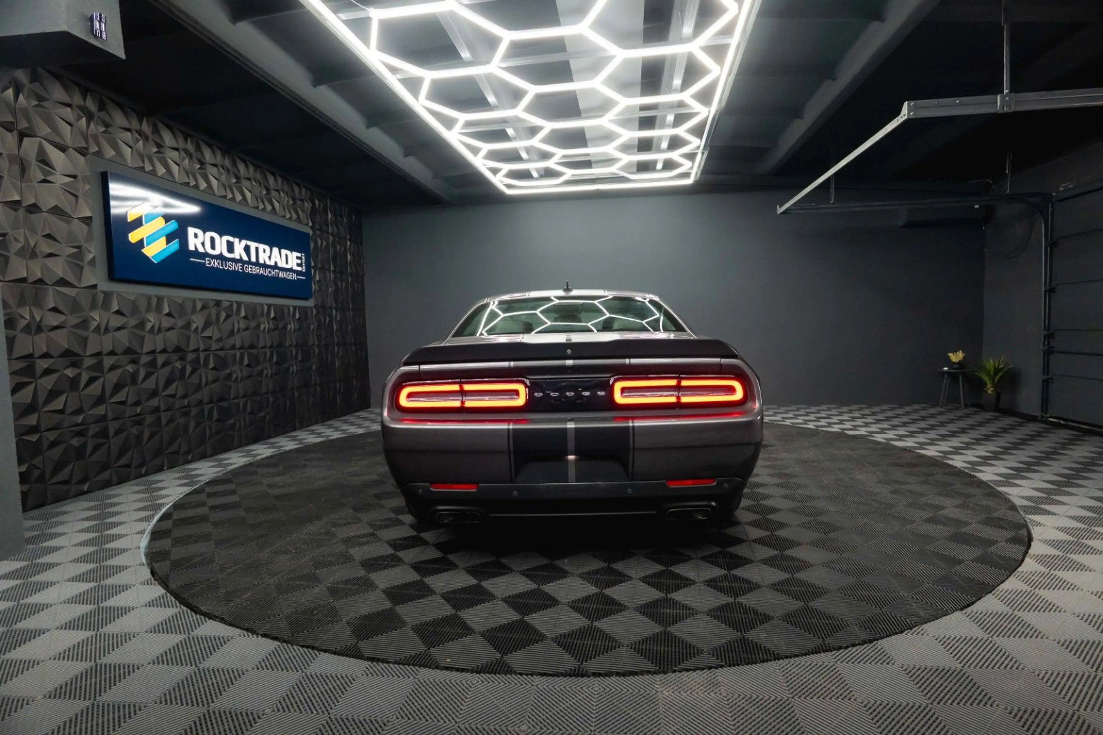 Dodge Challenger 5.7 V8 R/T SRT WIDE BODY Super Track — photo 13
