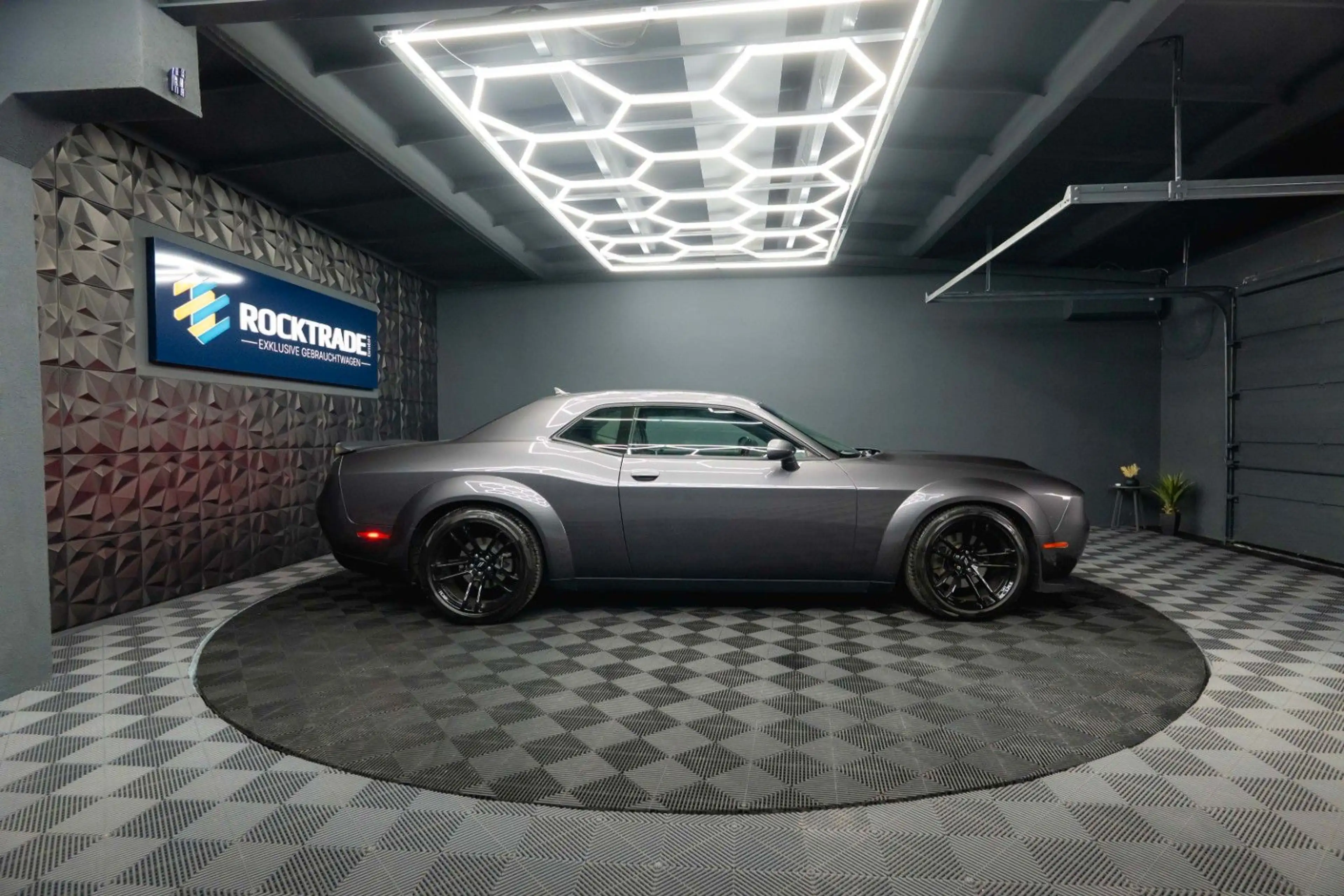 Dodge Challenger 5.7 V8 R/T SRT WIDE BODY Super Track — photo 9