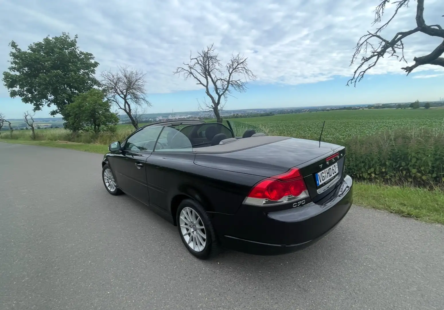 Volvo C70 2.0 D Kinetic Schwarz - 1