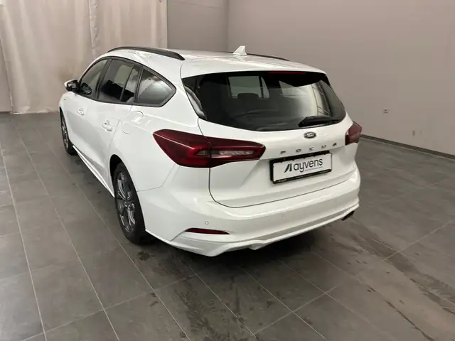 Ford Focus view 3