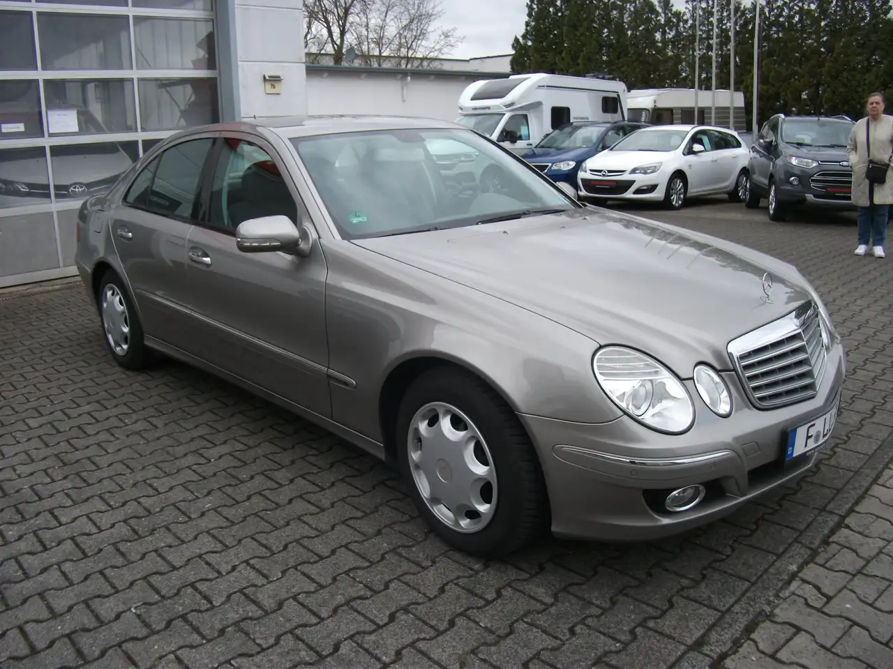 Mercedes-Benz E 230