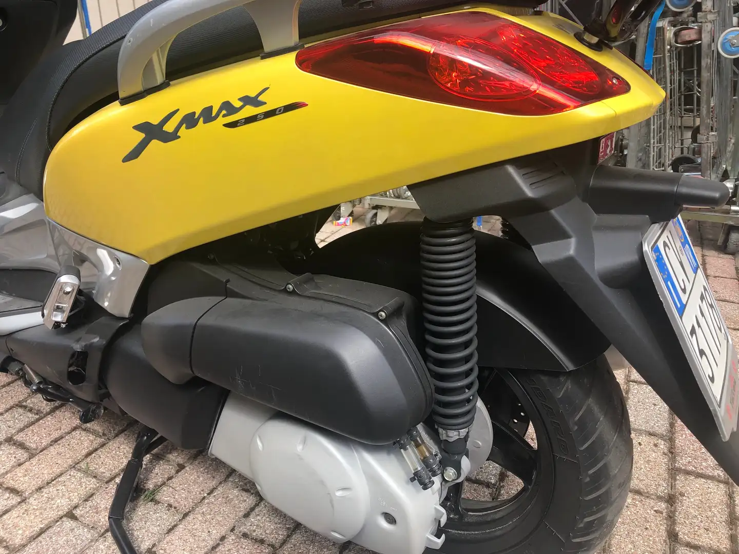 Yamaha X-Max 250 Yellow - 2