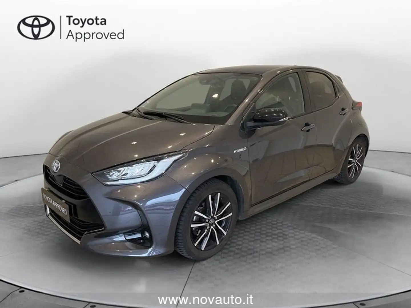 Toyota Yaris 1.5 Hybrid 5 porte Lounge Grijs - 1