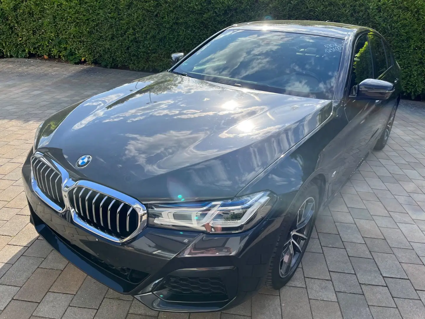 BMW 530 d M Paket Leder LiveP HUD Laser GSHD STHZ AHK Grijs - 1