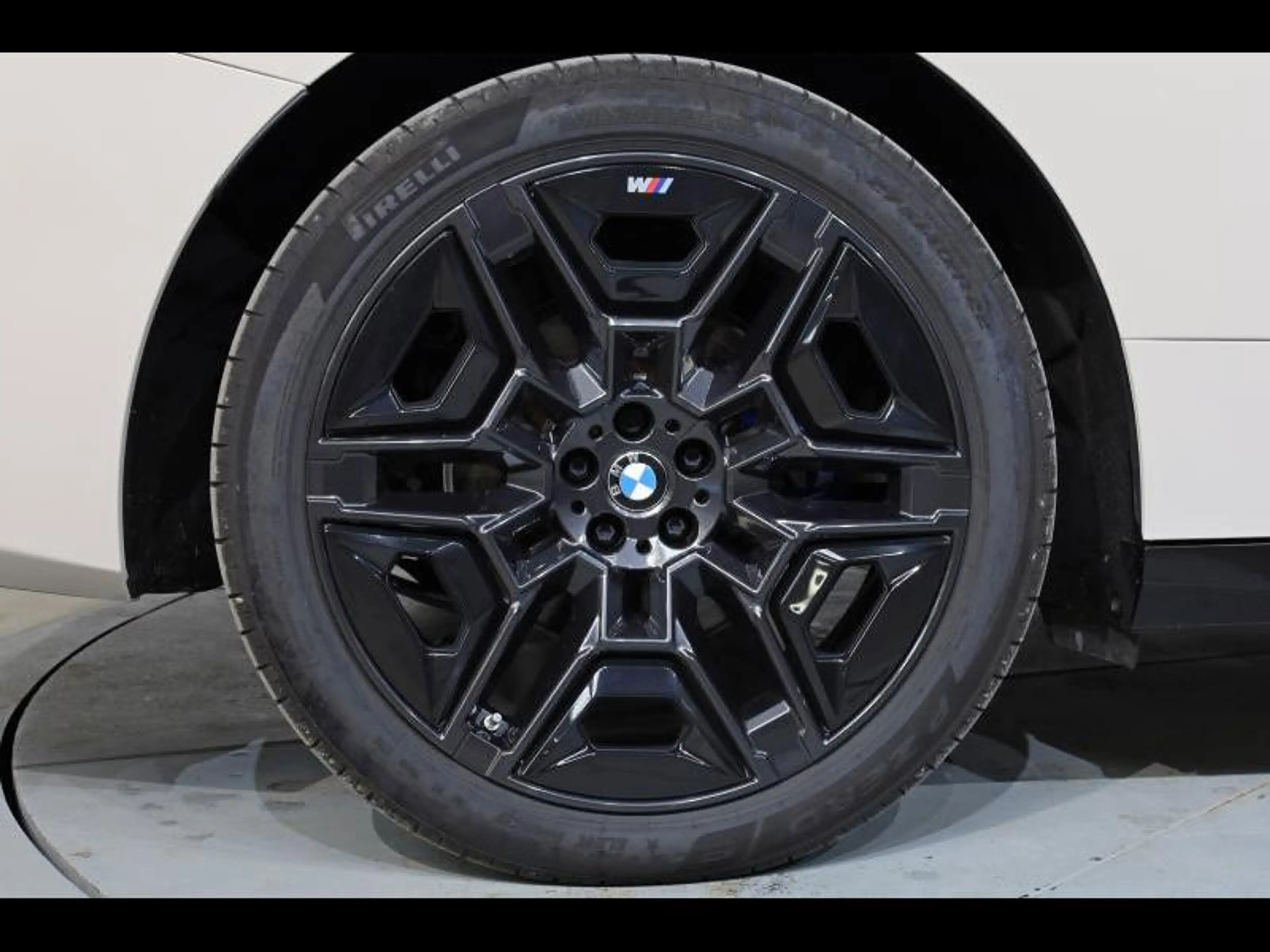 BMW iX xDrive60 Kit M Sport — photo 8