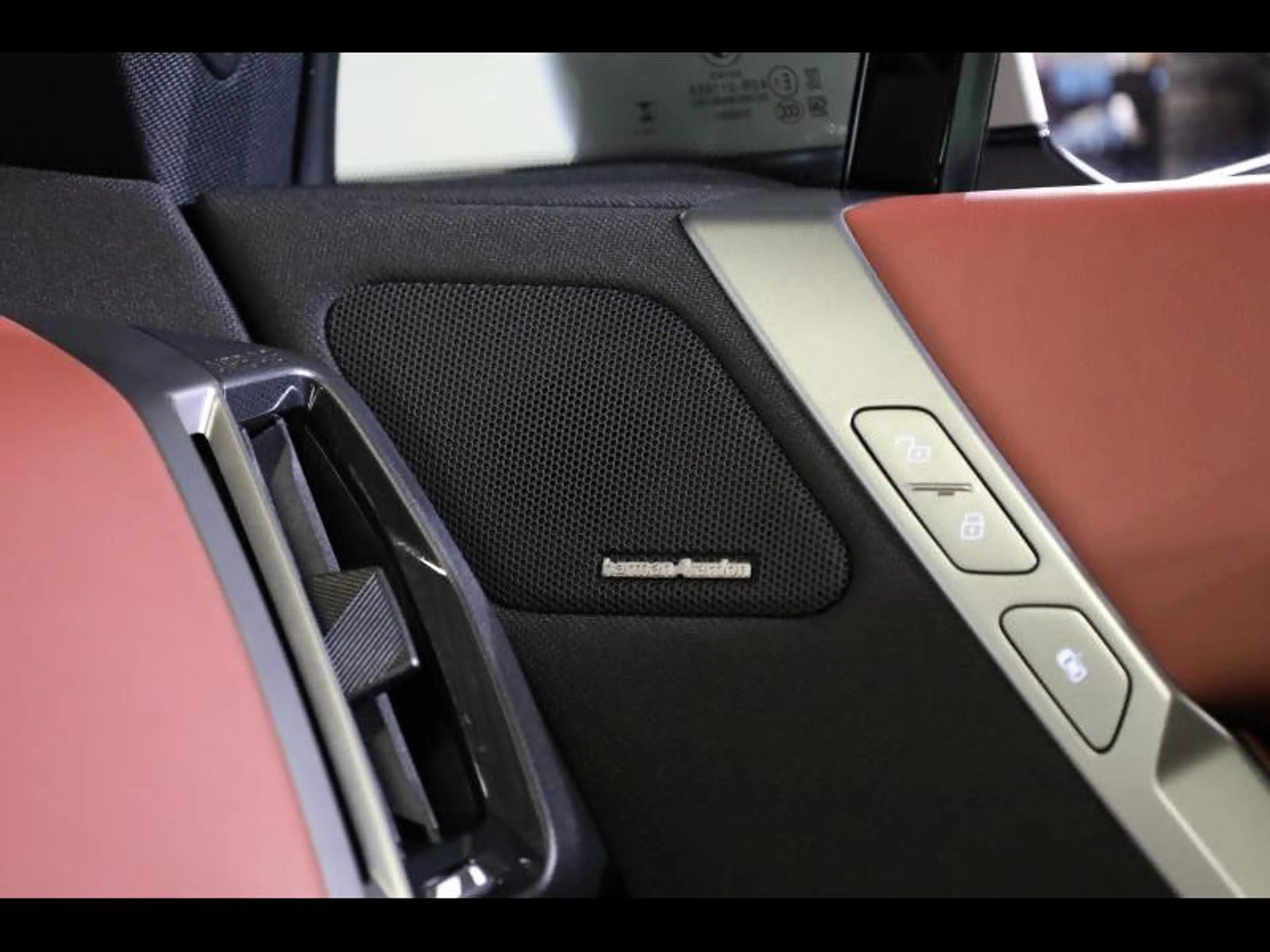 BMW iX xDrive60 Kit M Sport — photo 14