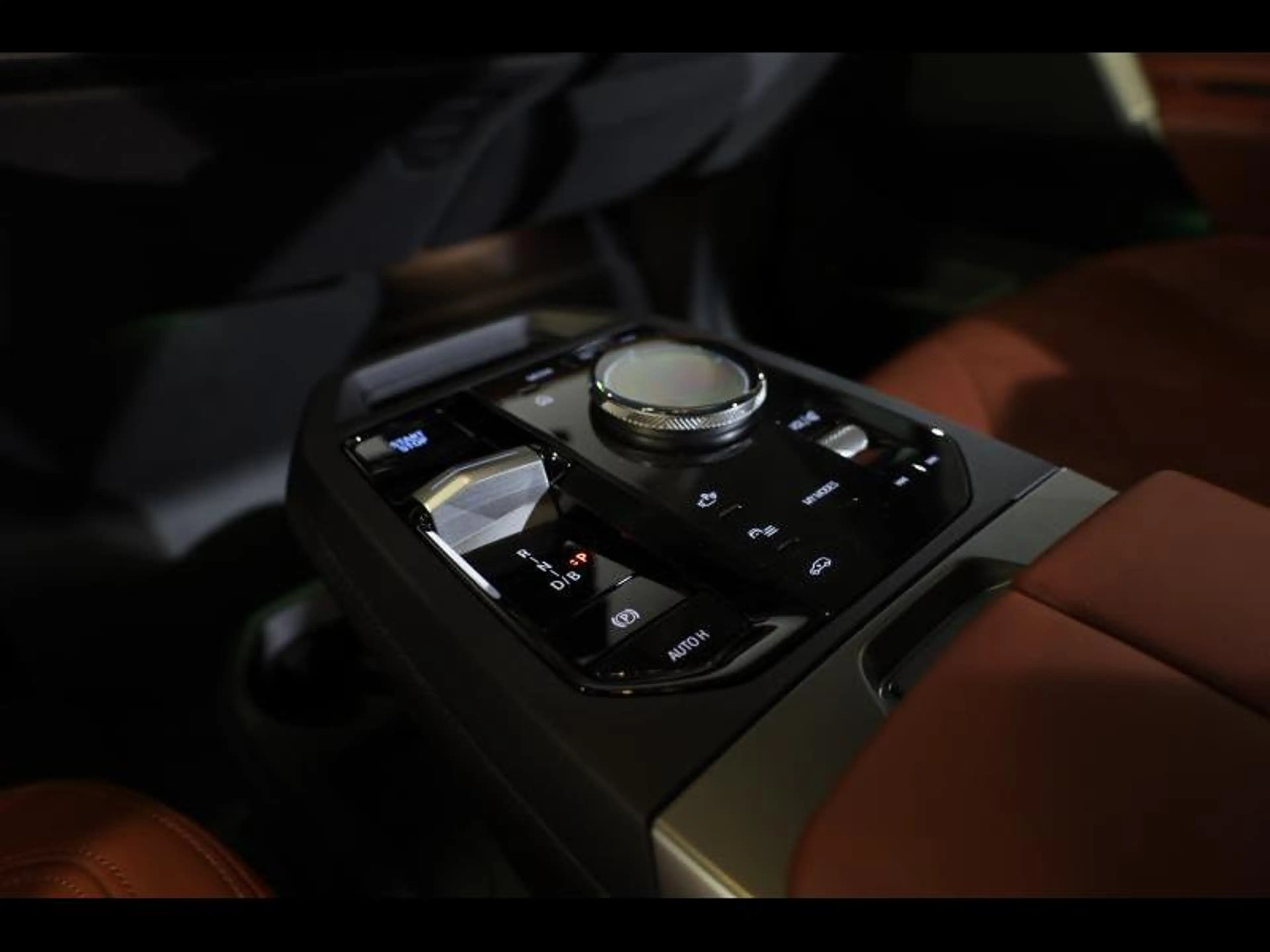 BMW iX xDrive60 Kit M Sport — photo 12