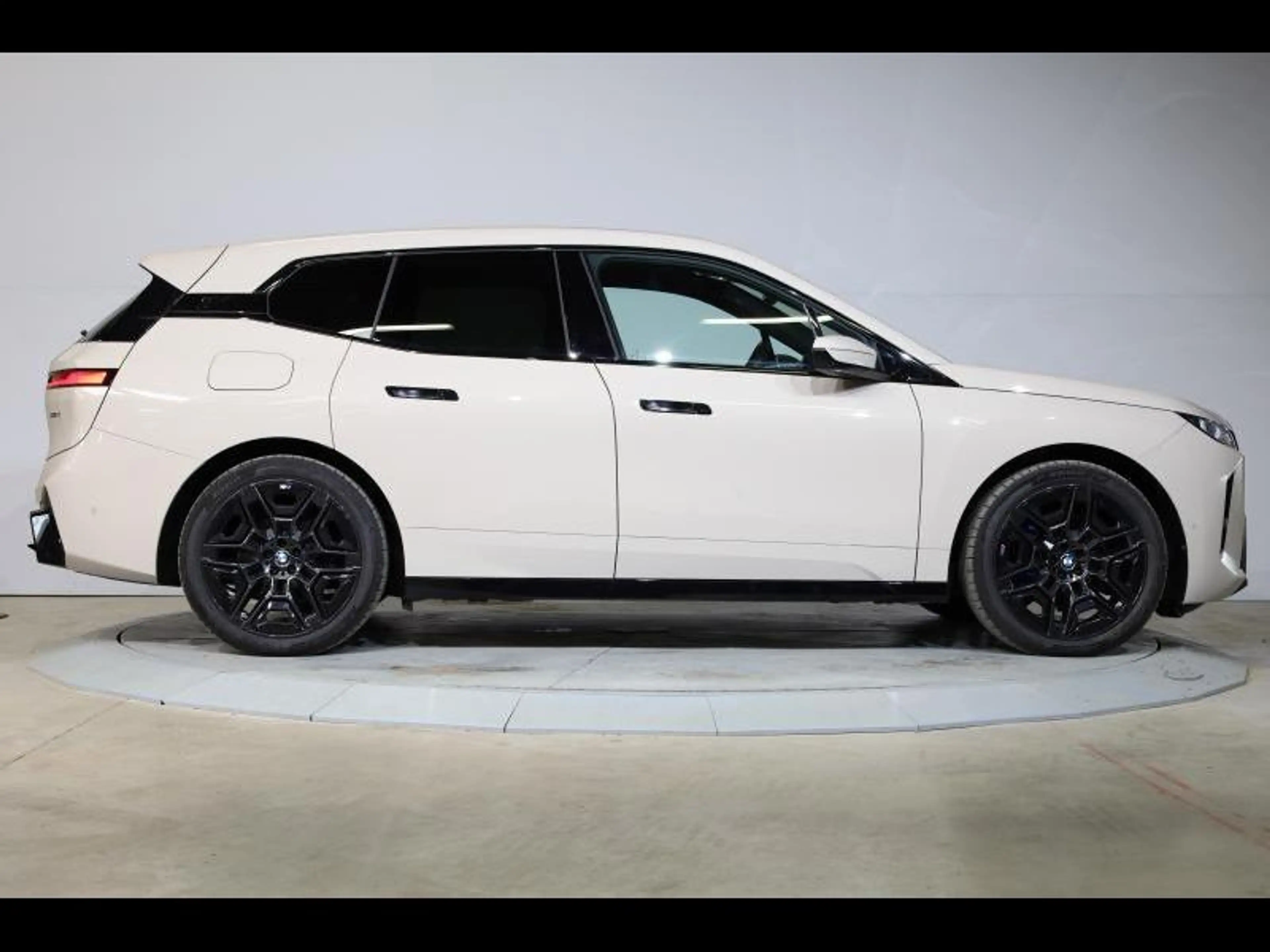 BMW iX xDrive60 Kit M Sport — photo 3