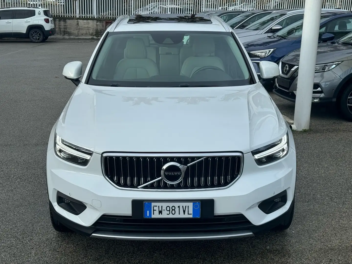 Volvo XC40 2.0 d4 Inscription awd geartronic+Tetto panoramico Weiß - 2