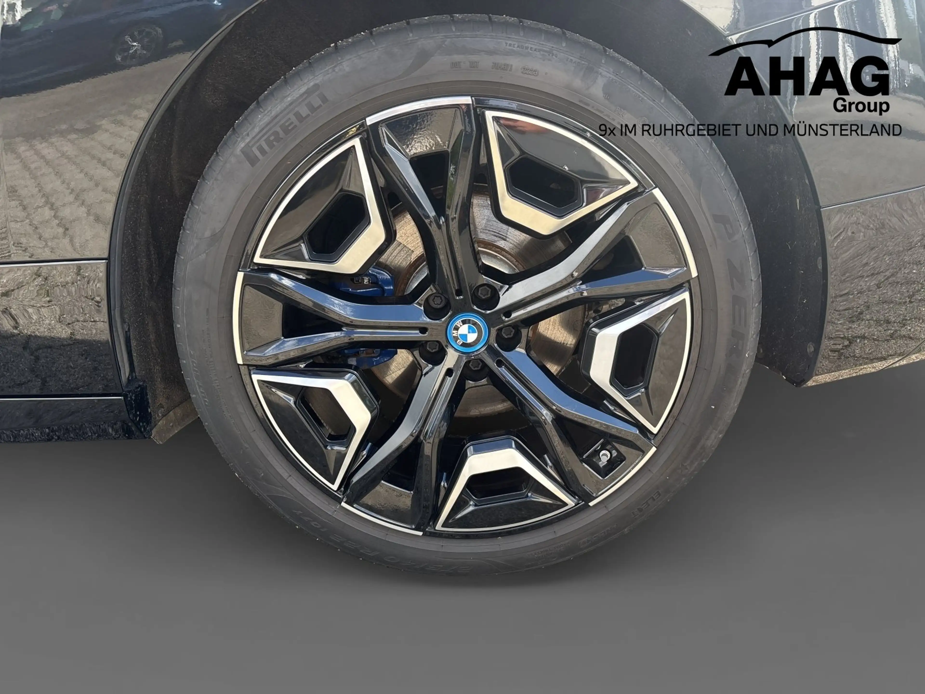 BMW iX xDrive40 — photo 12