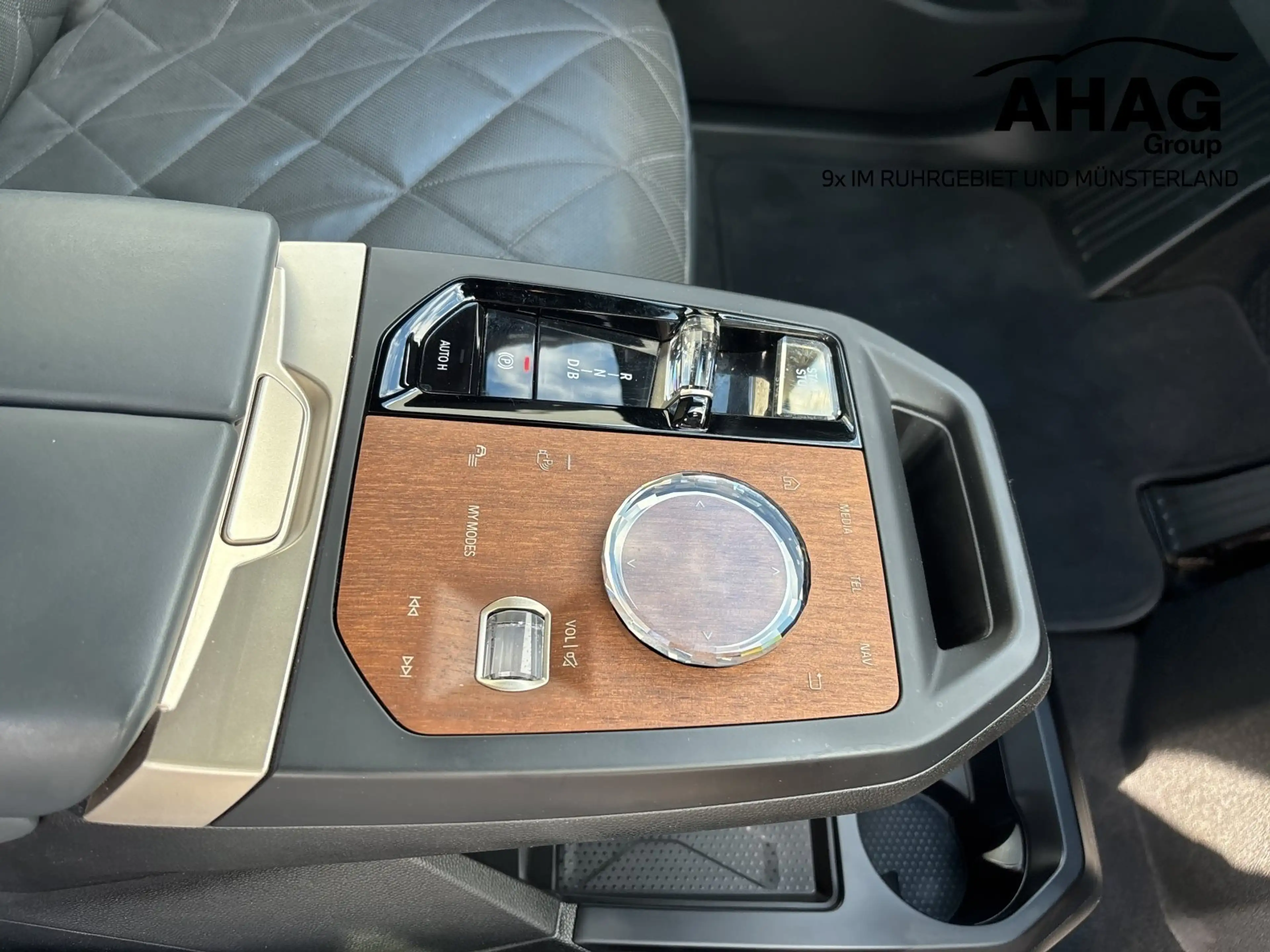 BMW iX xDrive40 — photo 10