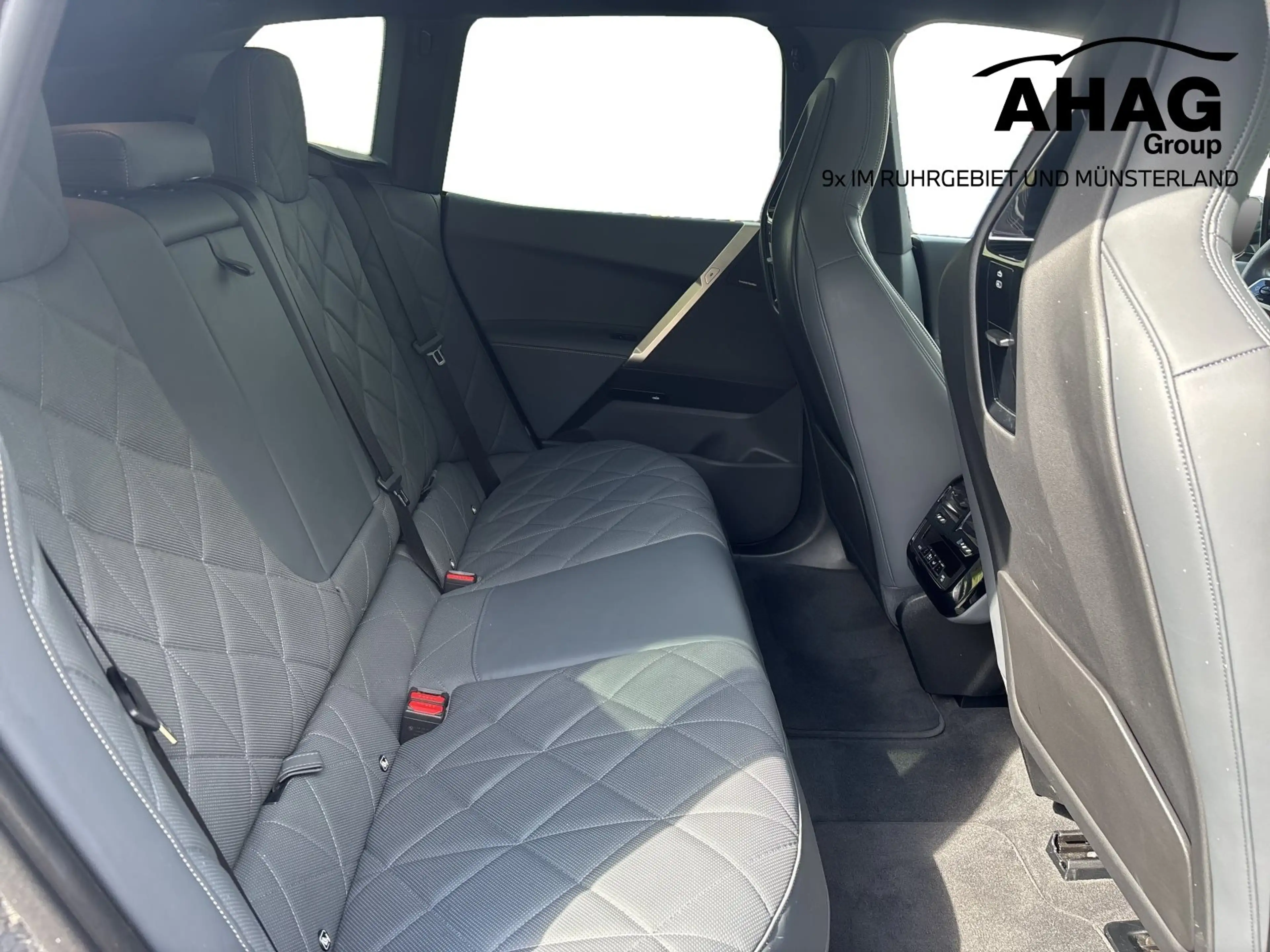 BMW iX xDrive40 — photo 9