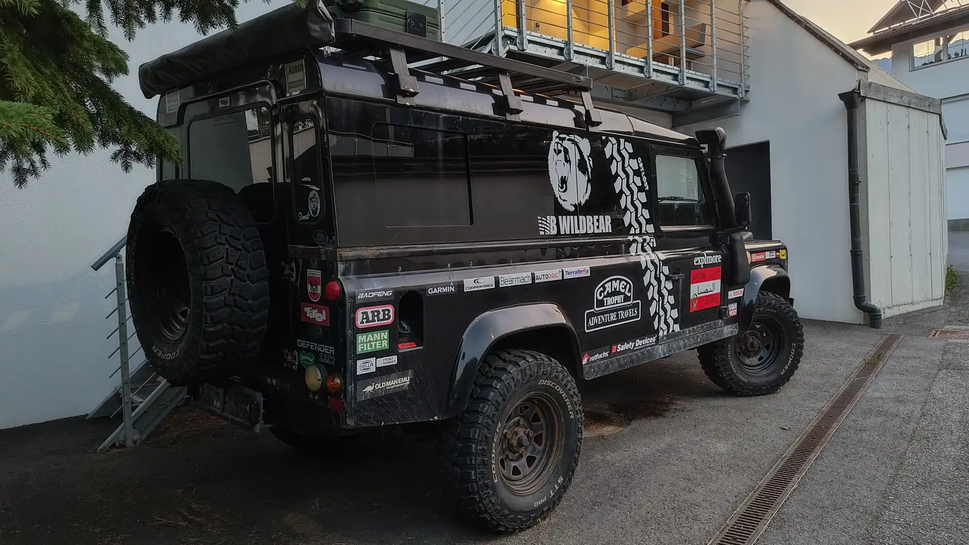 Land Rover Defender 110" Station Wagon 2,5 Td5 Schwarz - 2
