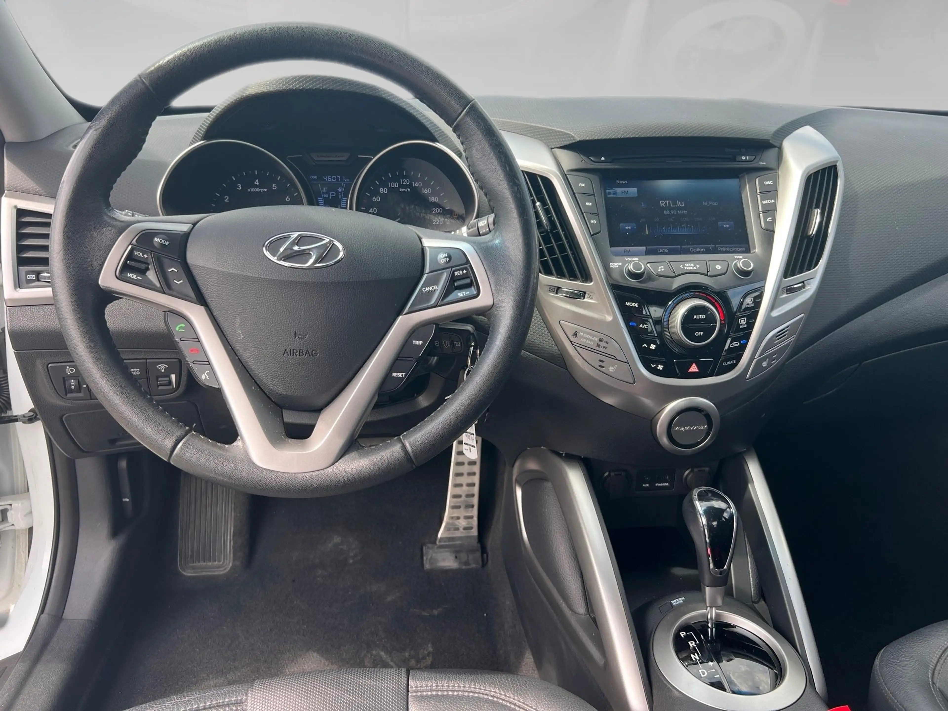 Hyundai VELOSTER 1.6 GDI 140 PACK PREMIUM DCT-6 — photo 8