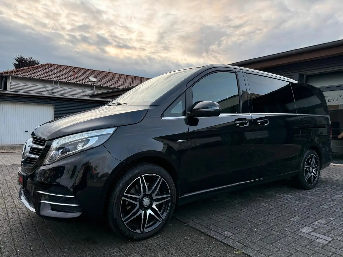 Mercedes-Benz V 250 d AMG 4MATIC/PANO/STANDHZG/360°KAMERA Zwart - 2