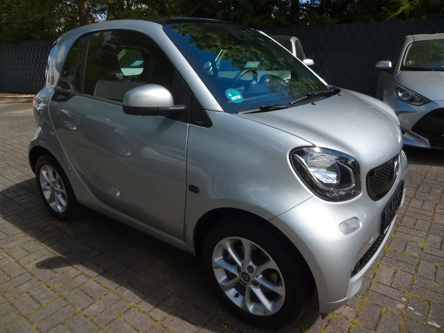 smart forTwo Coupe Automatik,Navi,Allwetterreifen,Pano Silber - 2
