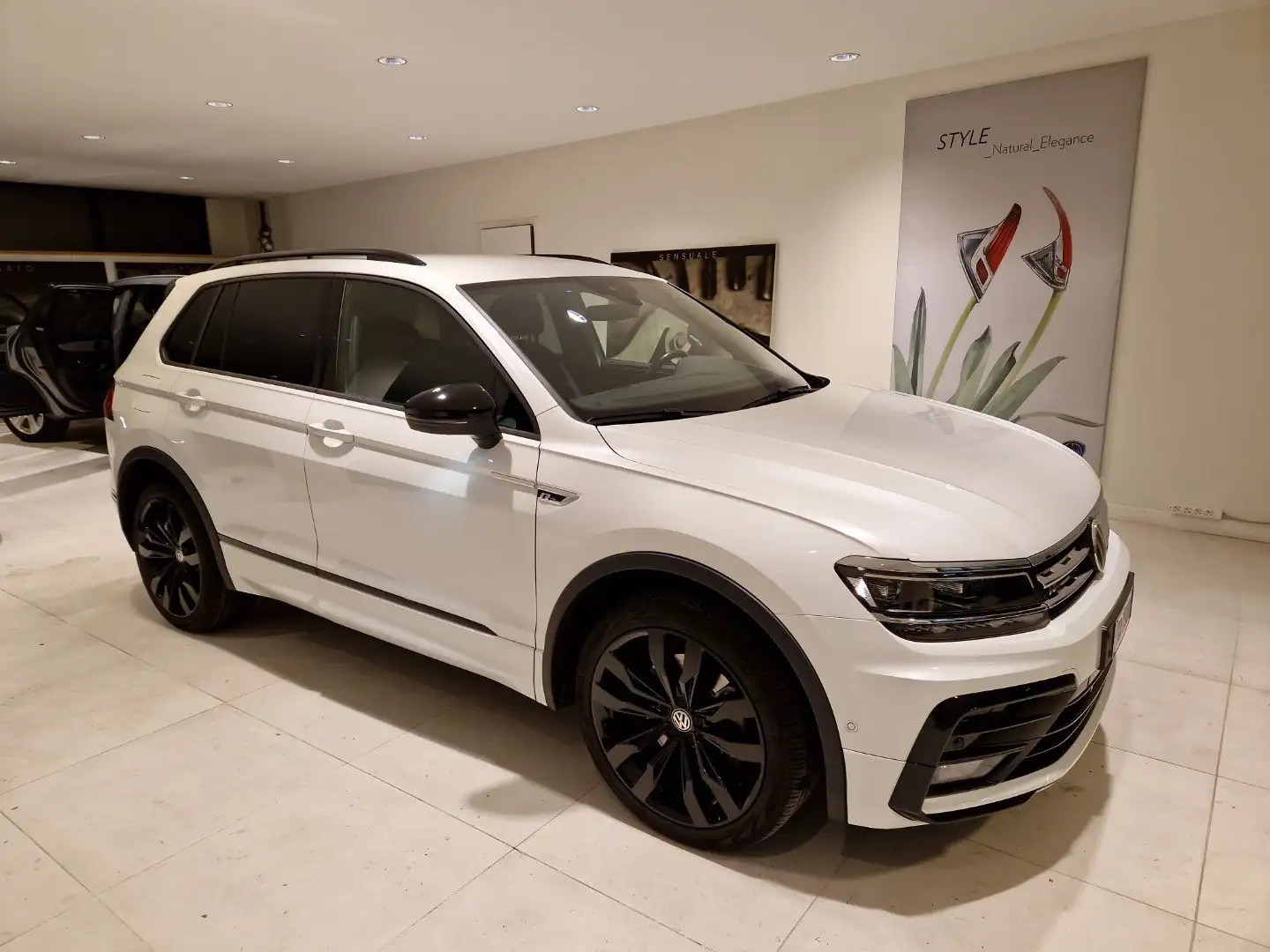 Volkswagen Tiguan 2.0 BiTDI 240cv DSG 4MOTION R-line Pelle Cerchi20” Weiß - 2